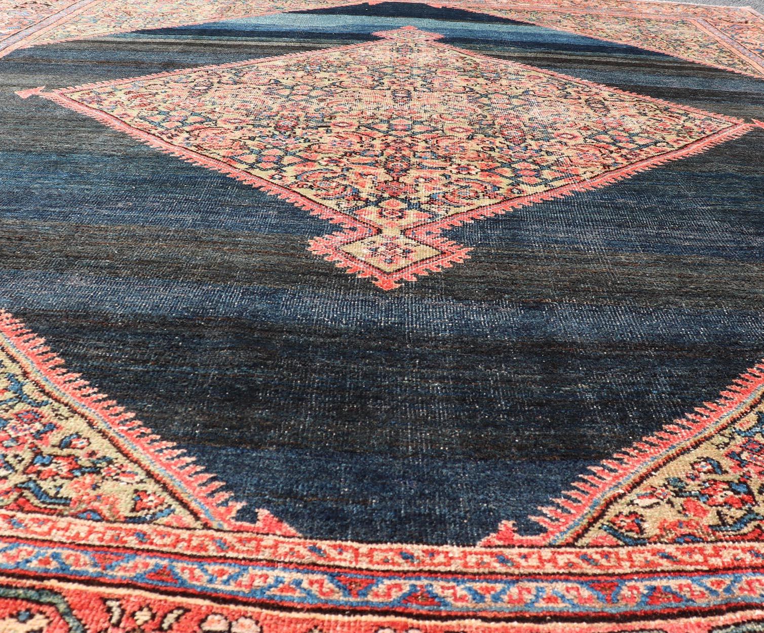 Tapis persan ancien de Sultanabad avec médaillon sur un champ bleu marine en vente 6