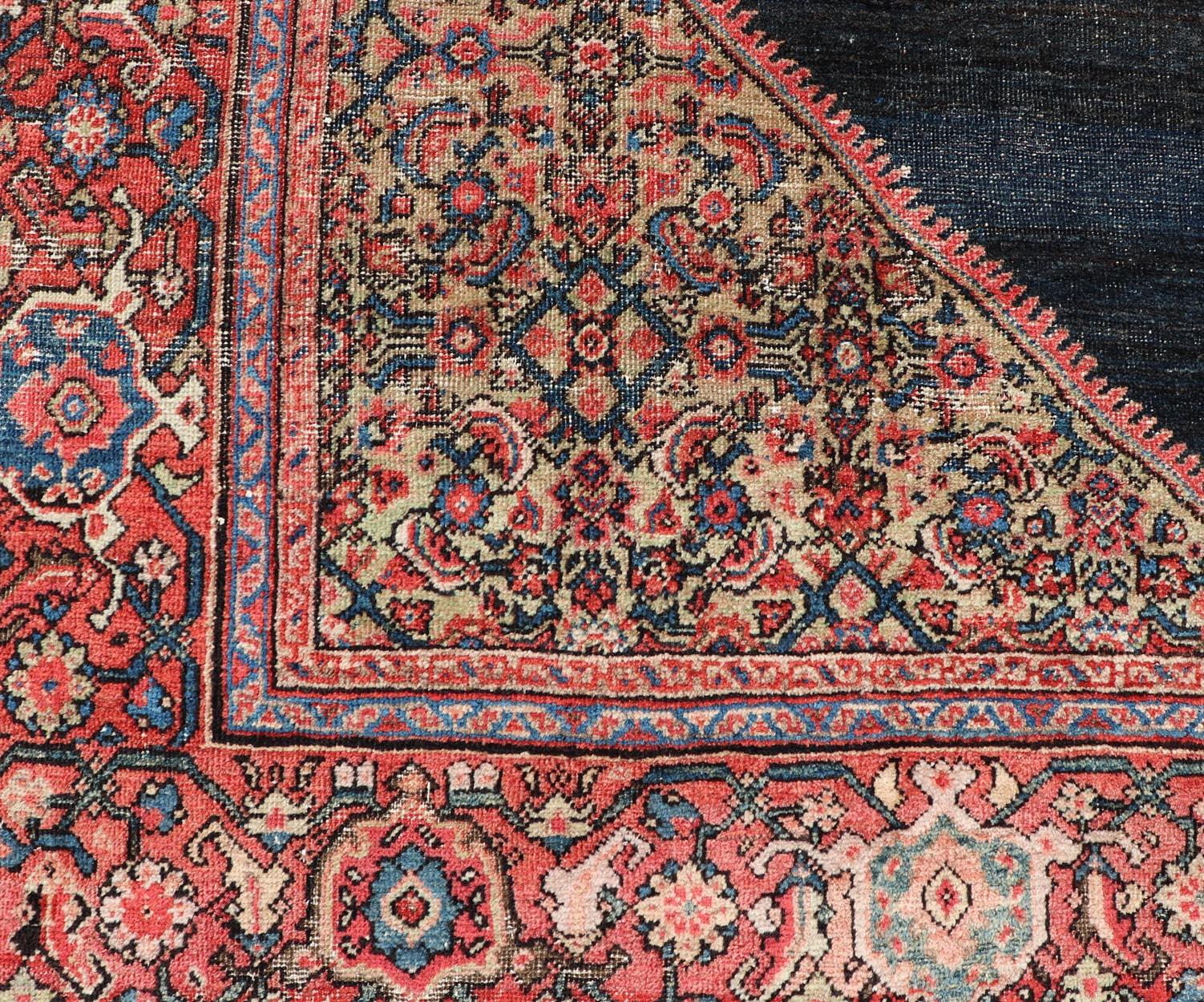 Noué à la main Tapis persan ancien de Sultanabad avec médaillon sur un champ bleu marine en vente