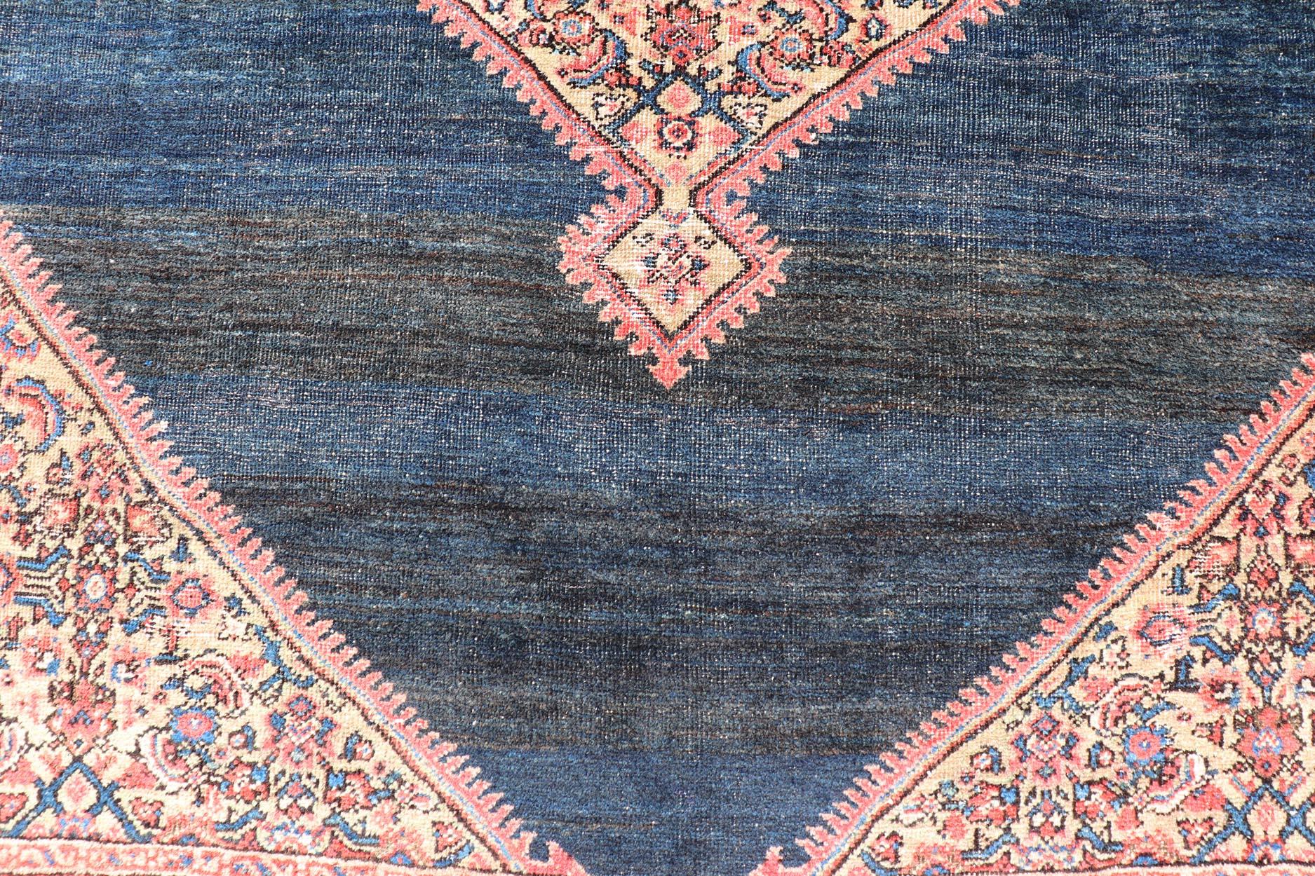 Tapis persan ancien de Sultanabad avec médaillon sur un champ bleu marine Bon état - En vente à Atlanta, GA