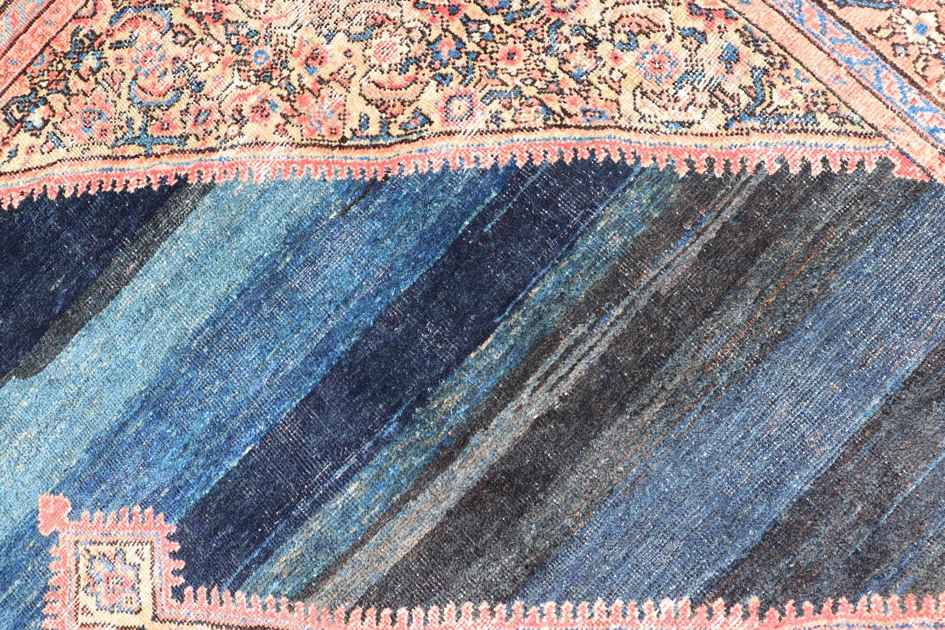 20ième siècle Tapis persan ancien de Sultanabad avec médaillon sur un champ bleu marine en vente