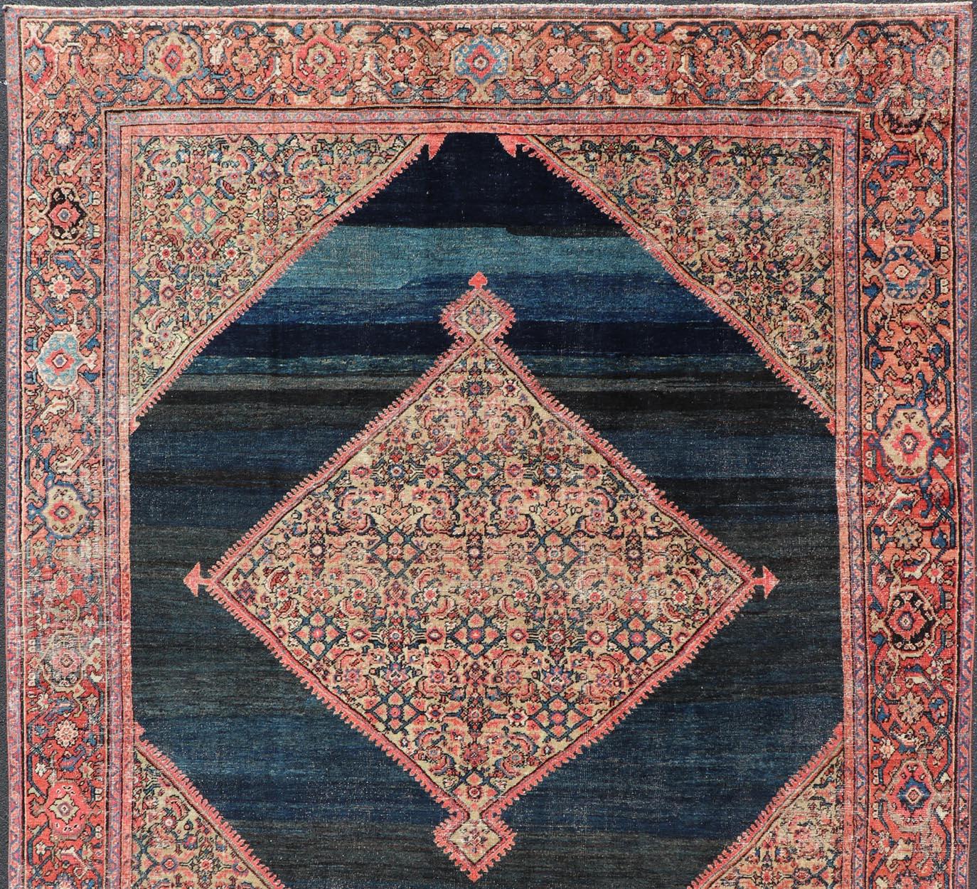 Laine Tapis persan ancien de Sultanabad avec médaillon sur un champ bleu marine en vente
