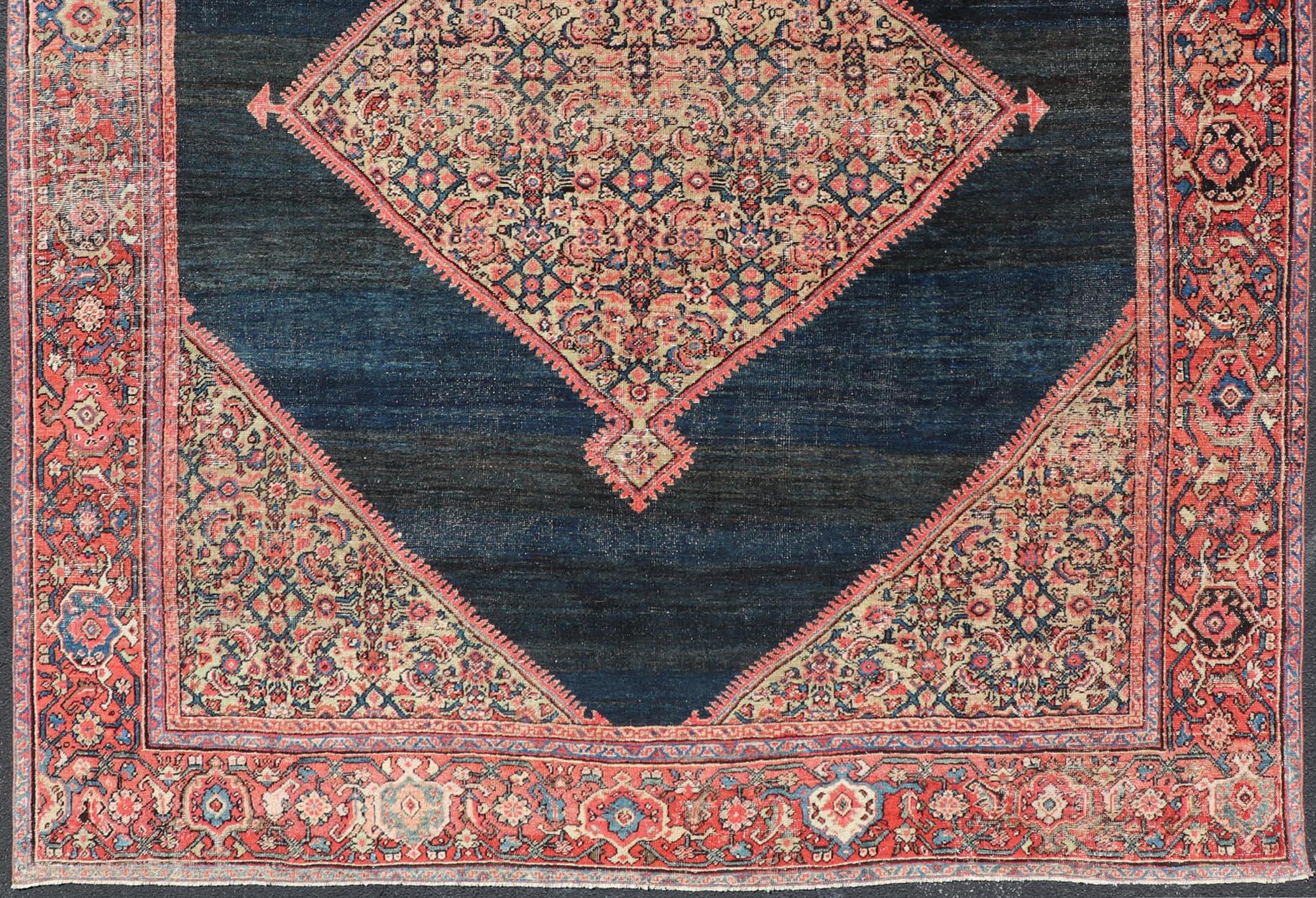 Antique Persian Sultanabad Rug With Medallion On A Navy Blue Field  For Sale 3