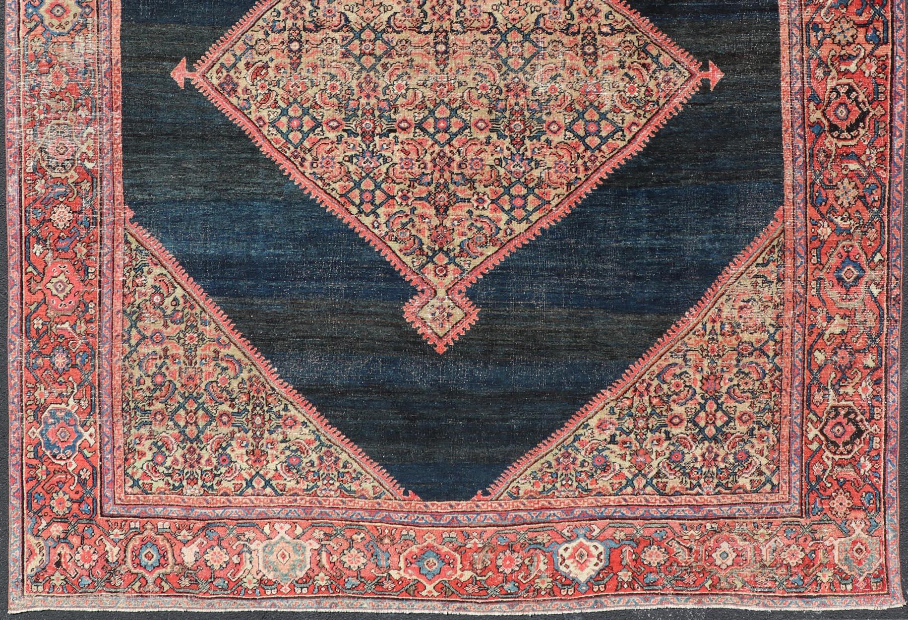 Tapis persan ancien de Sultanabad avec médaillon sur un champ bleu marine en vente 2