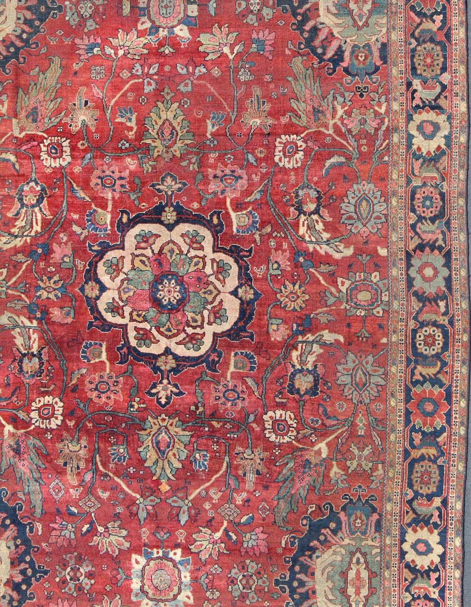 Noué à la main Tapis persan ancien Sultanabad à fleurs rouges, bleues, vertes et à grande échelle en vente