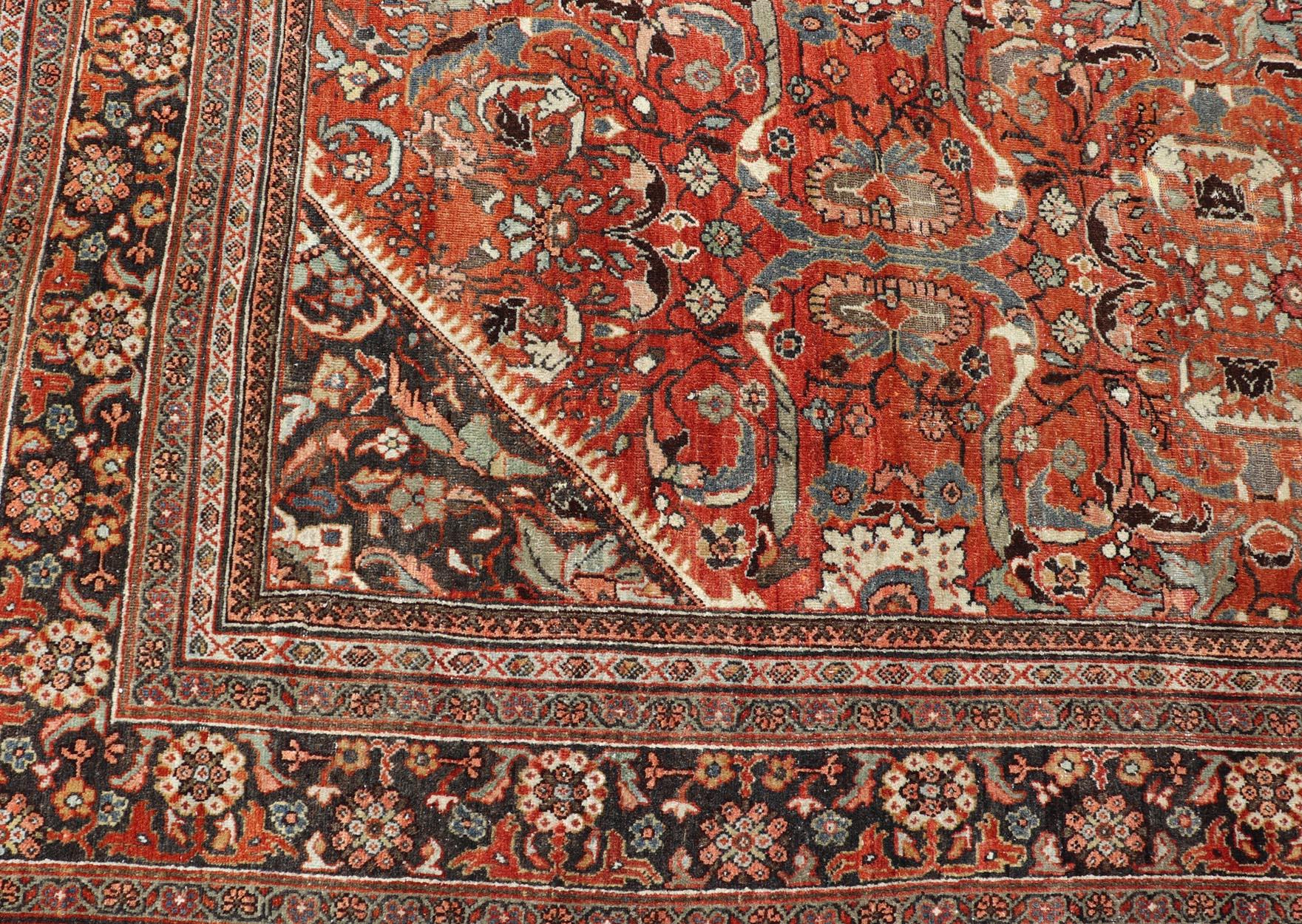 Alfombra Persa Antigua Sultanabad Rugs con Suelo Rojo y Diseño Allover 10'3 x 13'6 siglo XX en venta