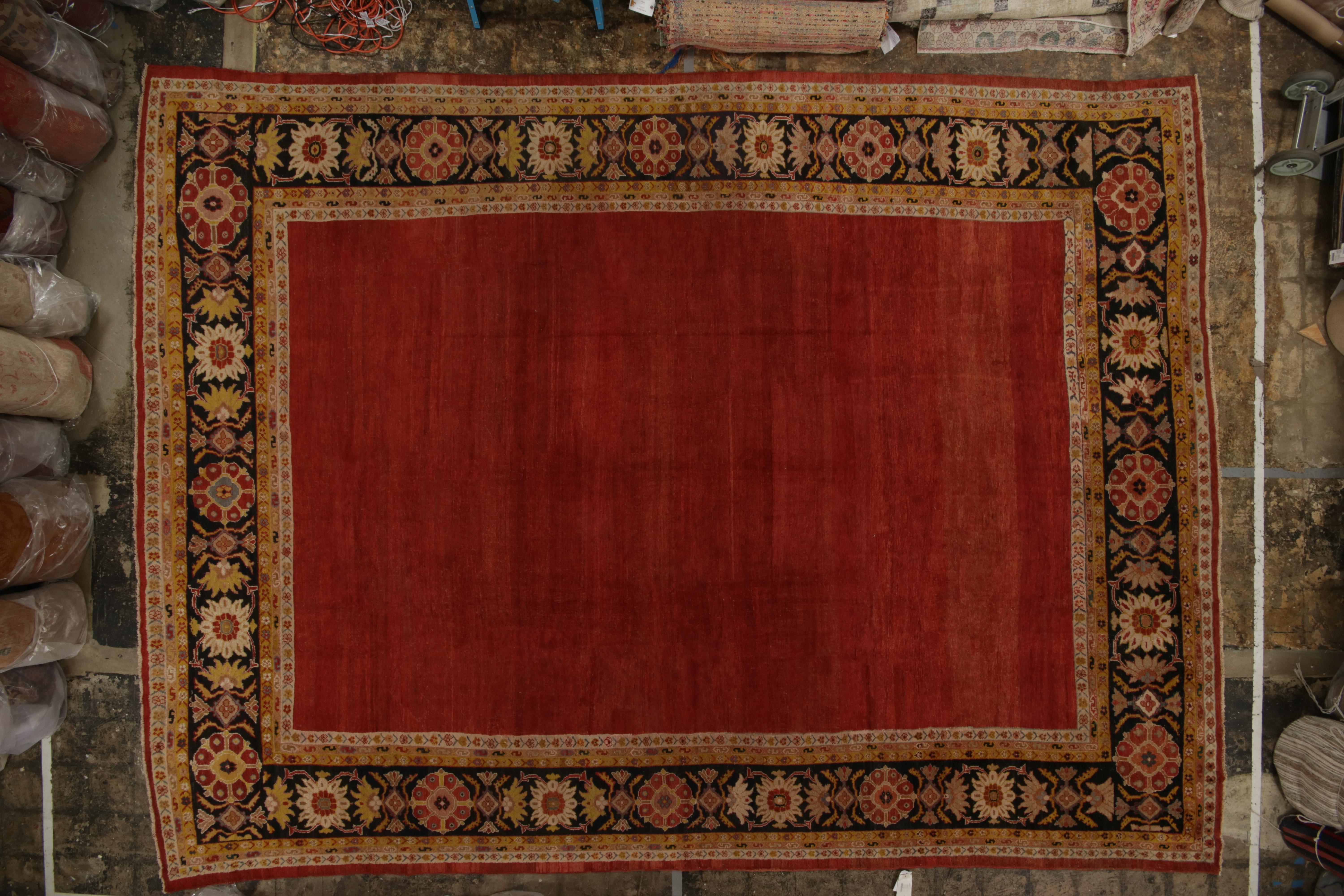 Antiker persischer Sultanabad-Teppich aus Sultanabad mit rotem, offenem Feld von Rug & Kilim (Persisch) im Angebot