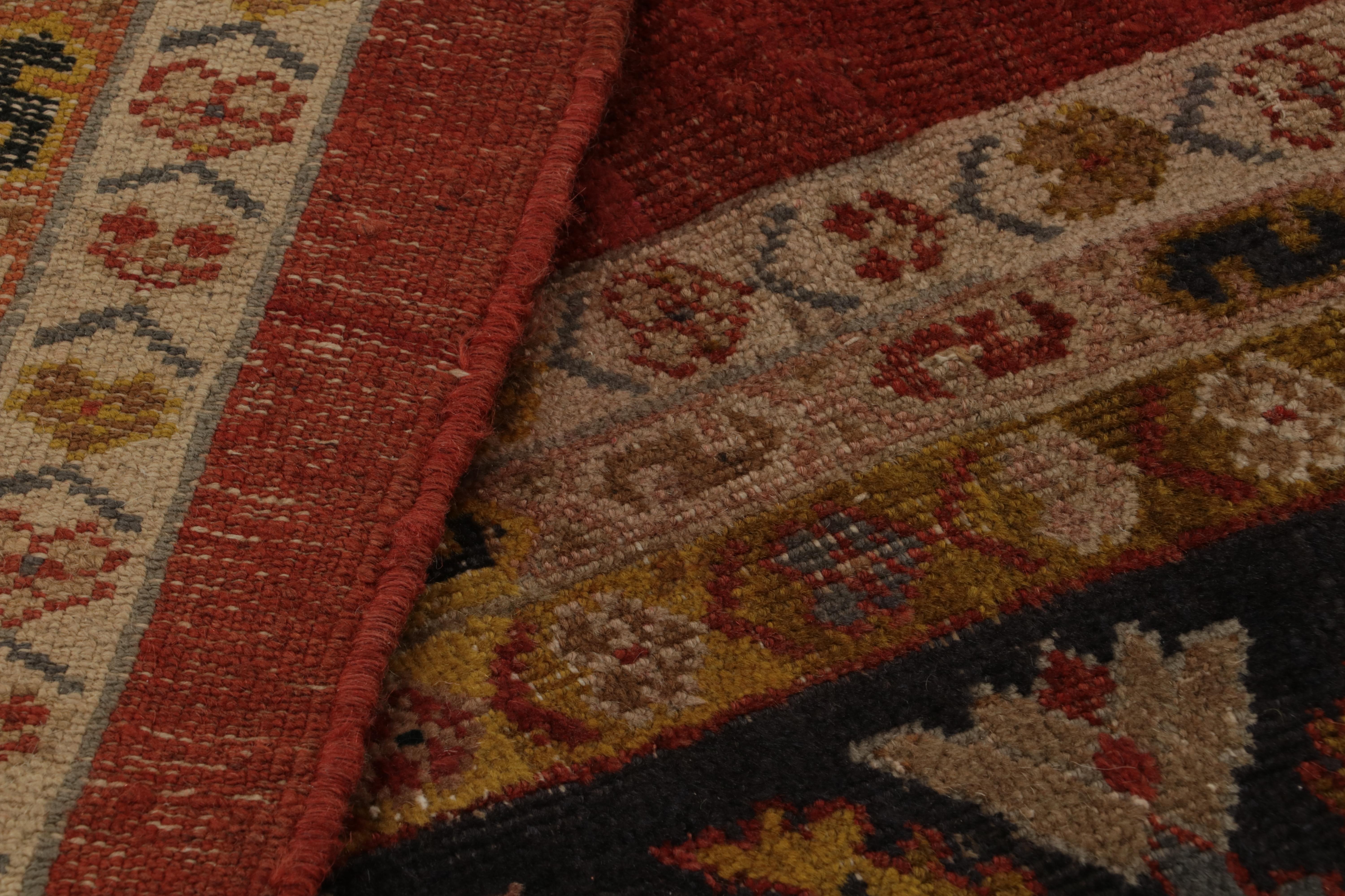 Antiker persischer Sultanabad-Teppich aus Sultanabad mit rotem, offenem Feld von Rug & Kilim (Handgeknüpft) im Angebot