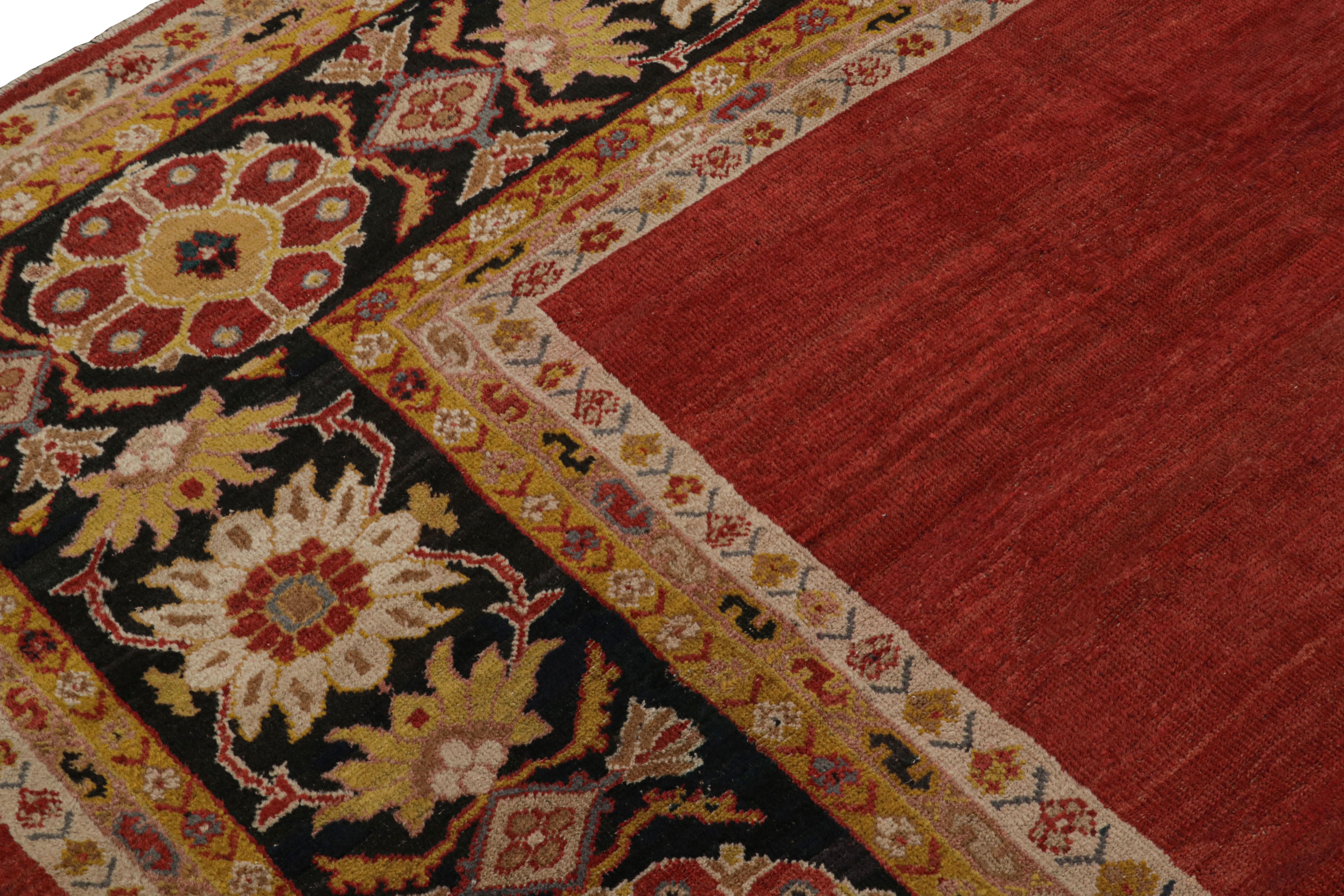 Antiker persischer Sultanabad-Teppich aus Sultanabad mit rotem, offenem Feld von Rug & Kilim im Zustand „Gut“ im Angebot in Long Island City, NY