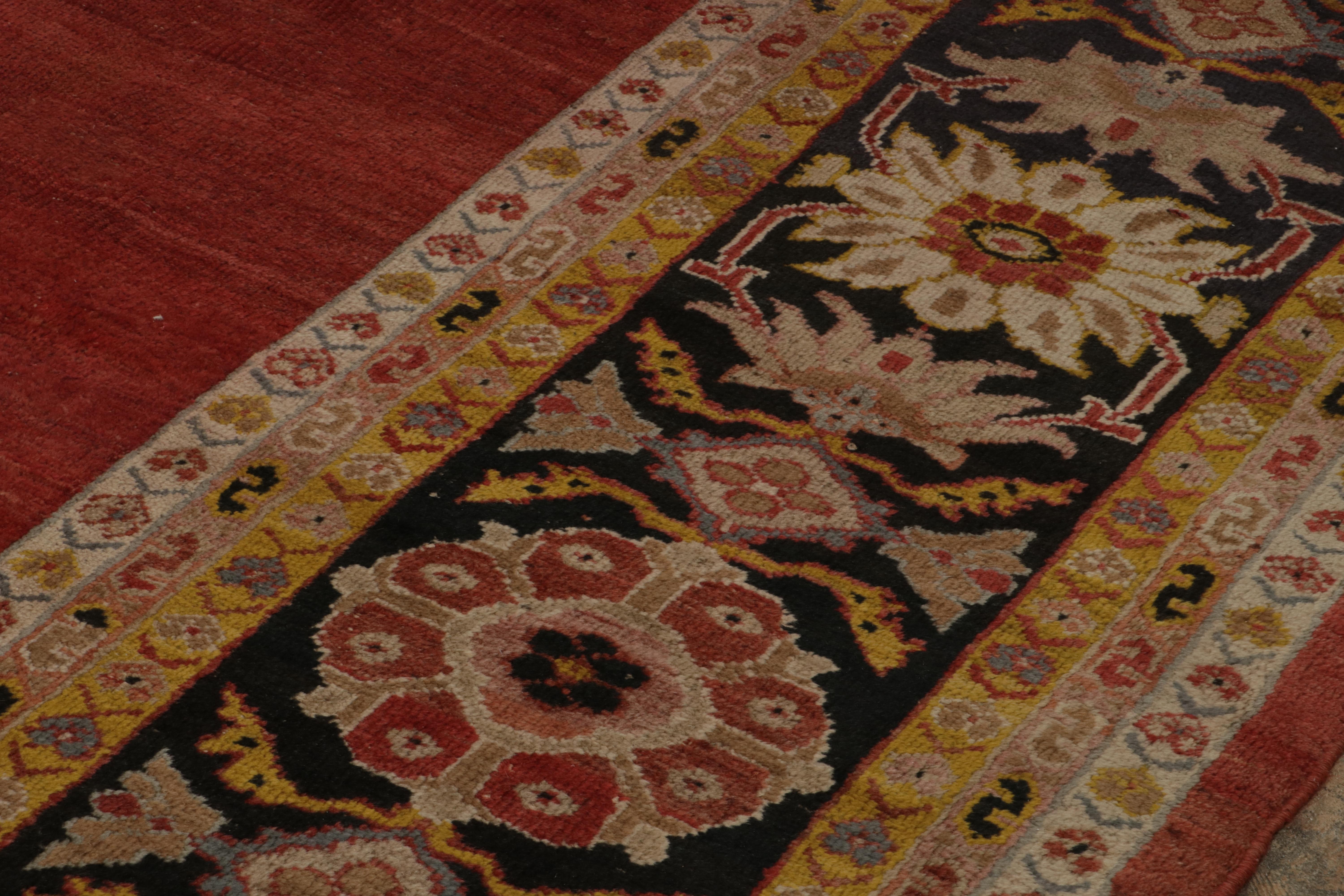 Antiker persischer Sultanabad-Teppich aus Sultanabad mit rotem, offenem Feld von Rug & Kilim im Zustand „Gut“ im Angebot in Long Island City, NY