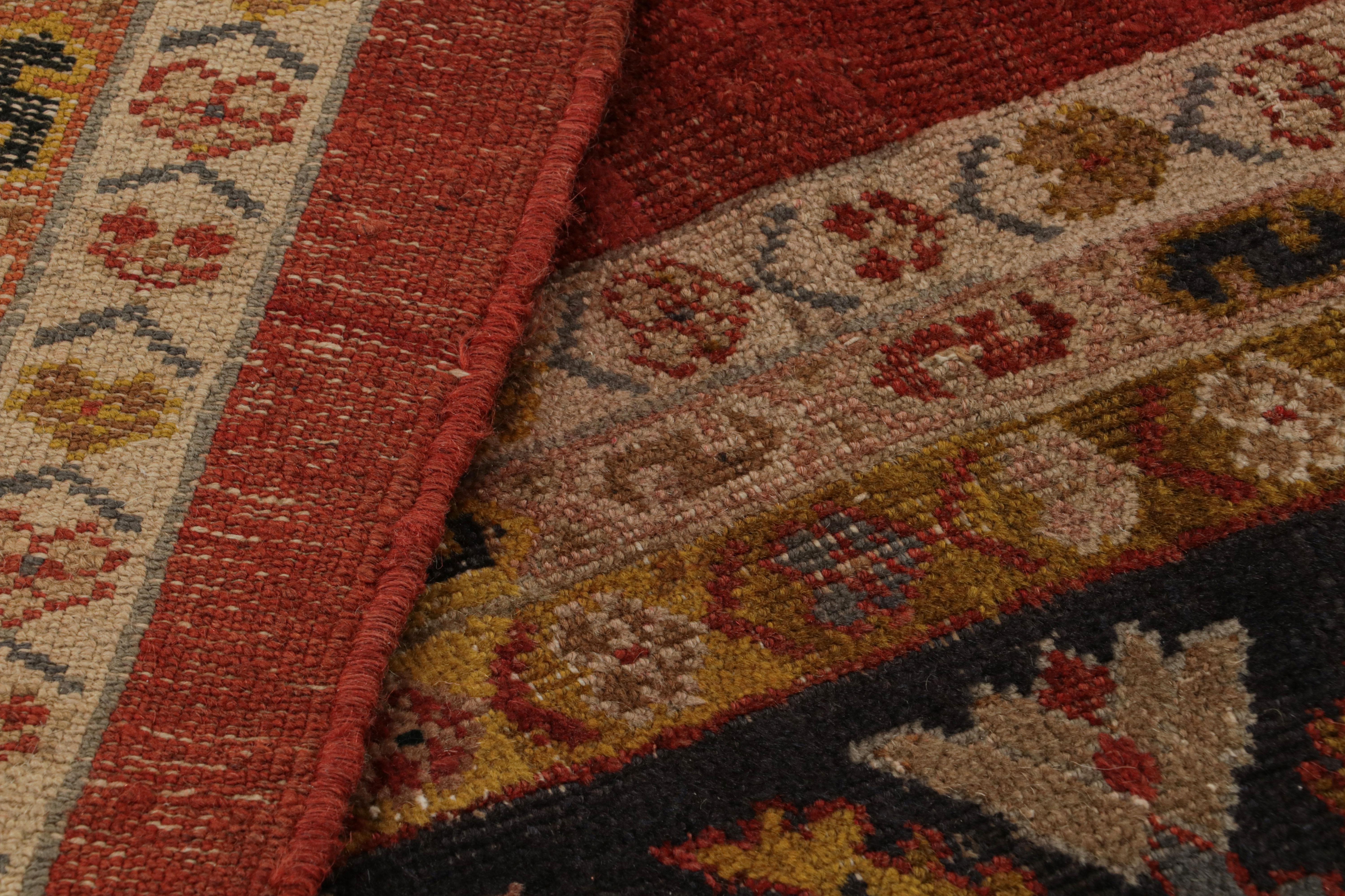 Antiker persischer Sultanabad-Teppich aus Sultanabad mit rotem, offenem Feld von Rug & Kilim (Wolle) im Angebot