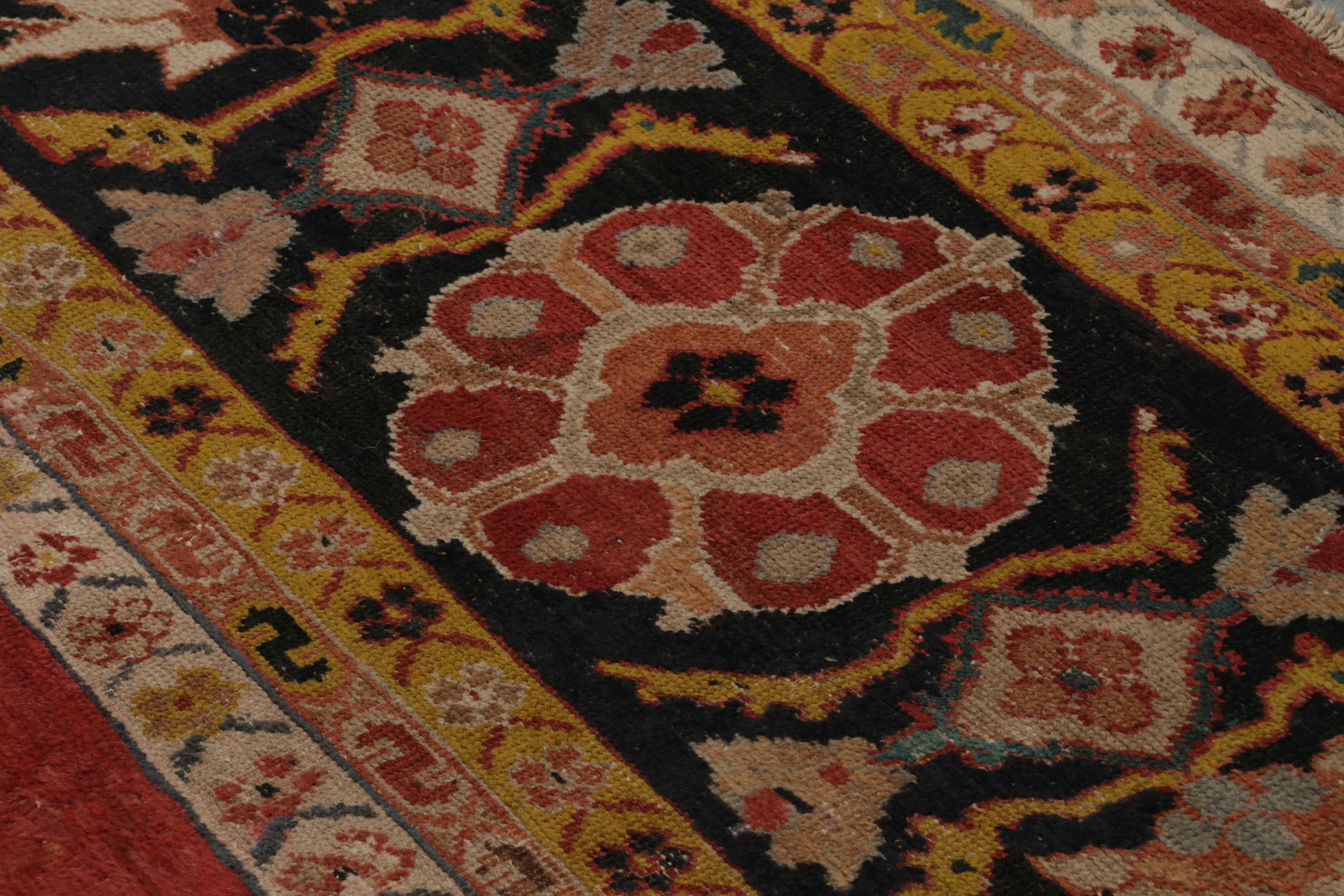 Antiker persischer Sultanabad-Teppich aus Sultanabad mit rotem, offenem Feld von Rug & Kilim (Wolle) im Angebot