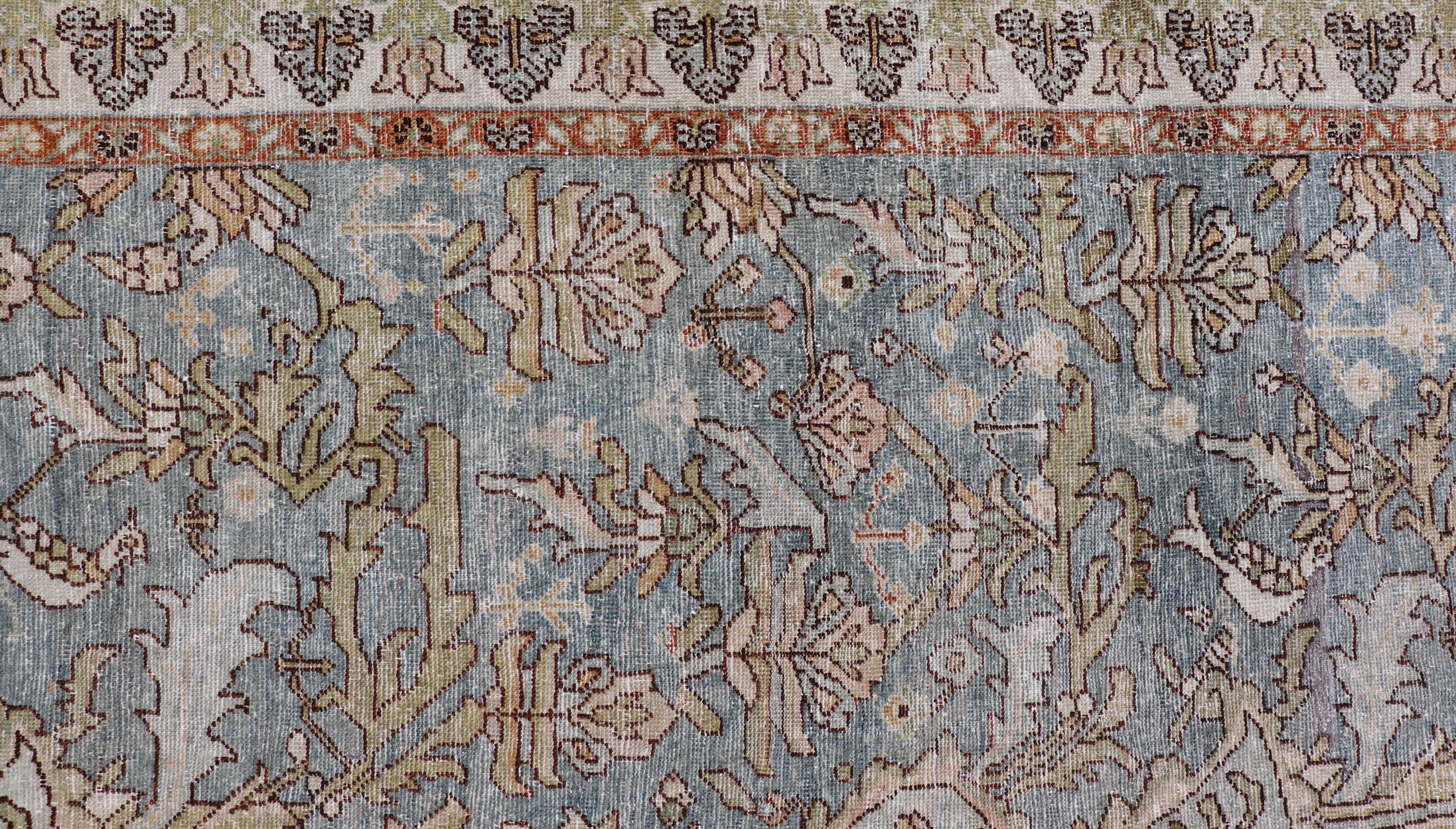 Maße: 5'0 x 8'0 
Antiker persischer Sultanabad-Teppich aus Sultanabad mit weicher blauer Palette  5'0 x 8'0. Keivan Woven Arts/ Teppich/AVI-0702, Herkunftsland/Typ: Iran / Sultanabad, um 1900.
Dieser antike persische Sultanabad-Teppich weist ein
