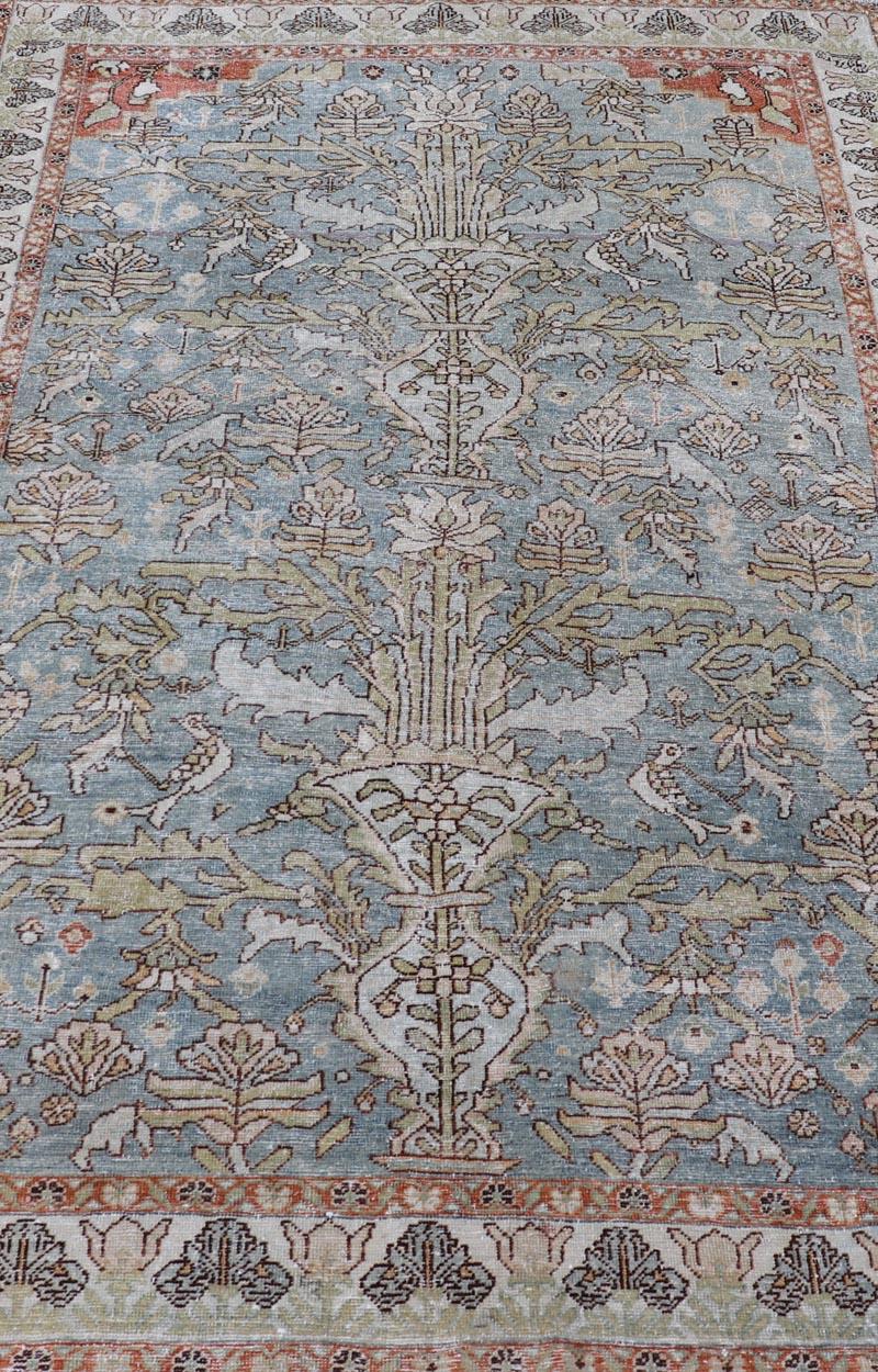Antiker persischer Sultanabad-Teppich aus Sultanabad mit weicher blauer Palette  5'0 x 8'0 (20. Jahrhundert) im Angebot
