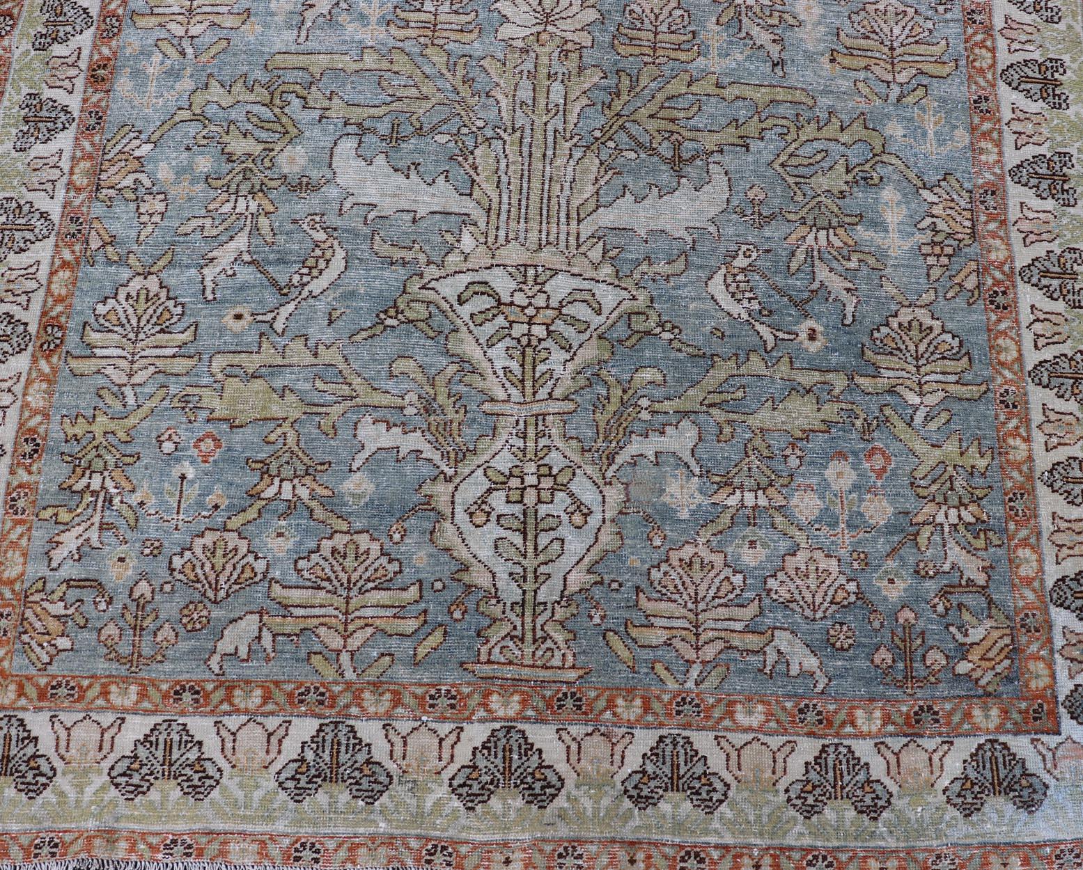 Antiker persischer Sultanabad-Teppich aus Sultanabad mit weicher blauer Palette  5'0 x 8'0 im Angebot 1