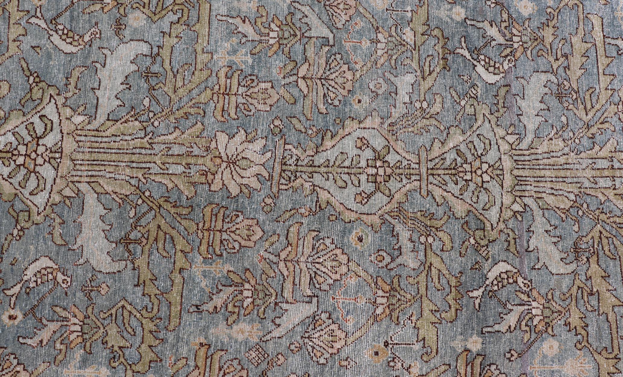 Antiker persischer Sultanabad-Teppich aus Sultanabad mit weicher blauer Palette  5'0 x 8'0 im Angebot 2