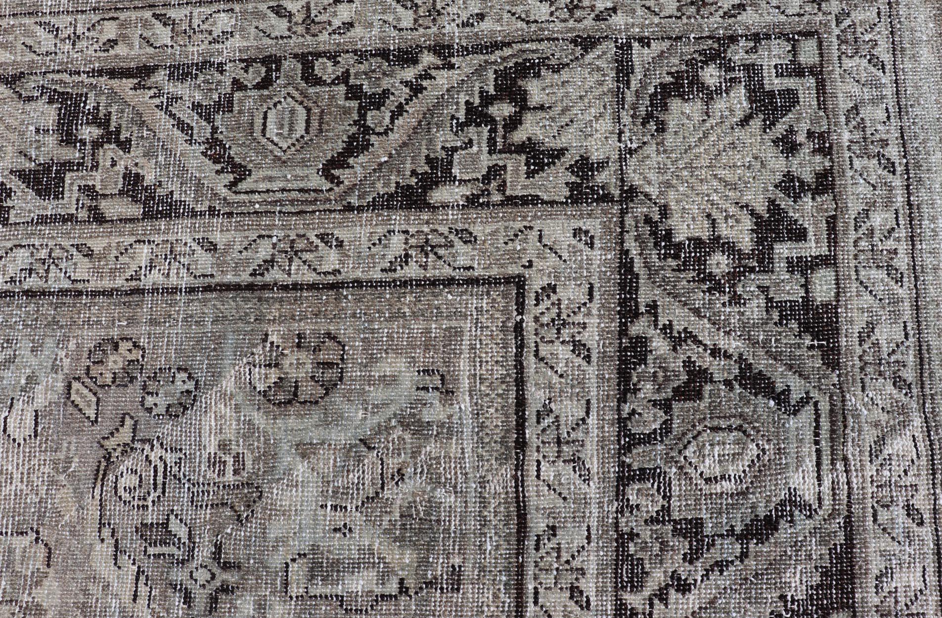 Maße: 10'1 x 13'5 
Antiker persischer Sultanabad-Teppich mit zeitlosem Medaillon-Design 10'1 x 13'5. 
Keivan Woven Arts/ Teppich/PTA-200718, Herkunftsland / Typ: Iran / Sultanabad, um 1920.

Dieser elegante antike persische Sultanabad-Teppich zeigt