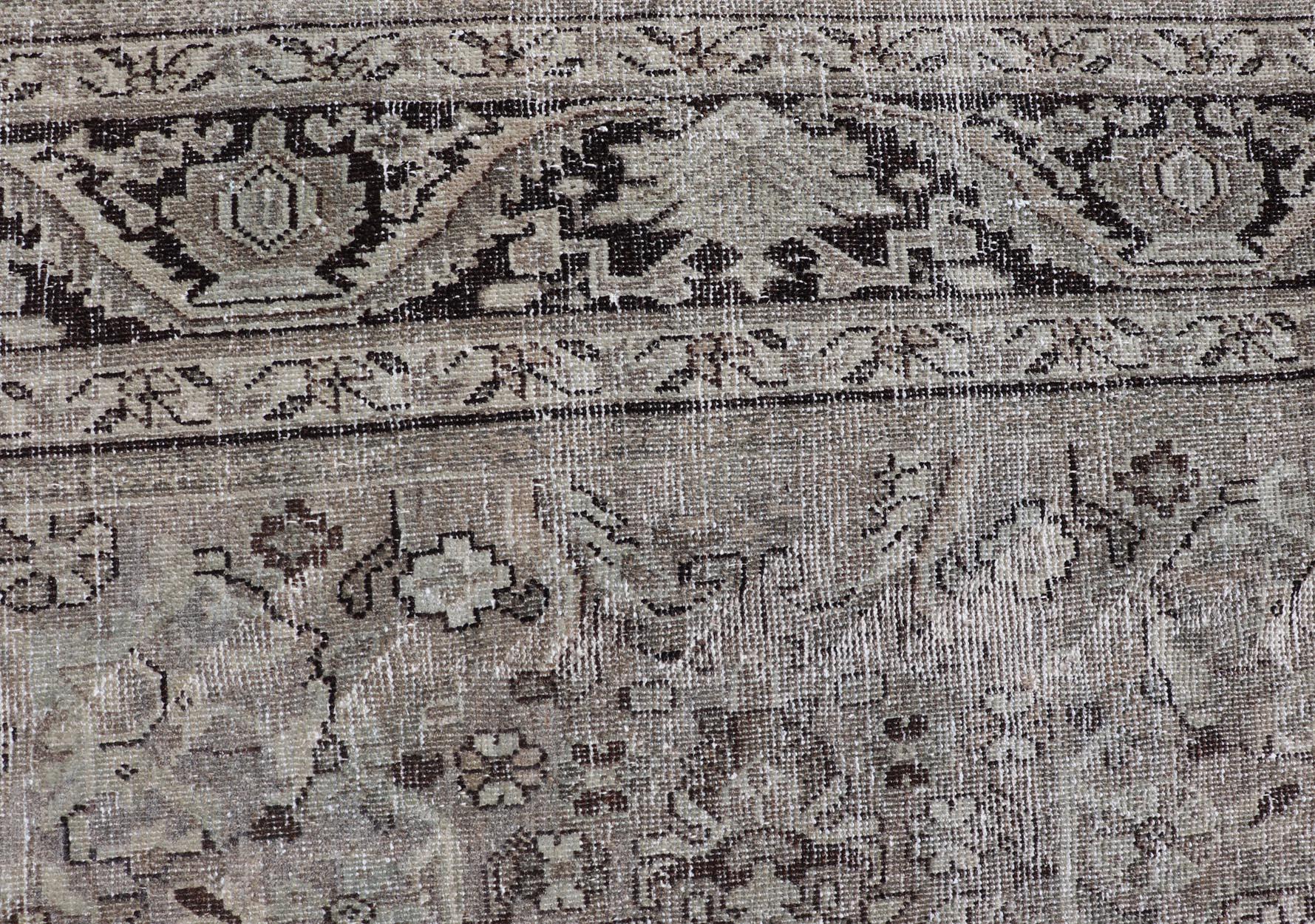 Antiker persischer Sultanabad-Teppich mit zeitlosem Medaillon-Design 10'1 x 13'5 (Persisch) im Angebot