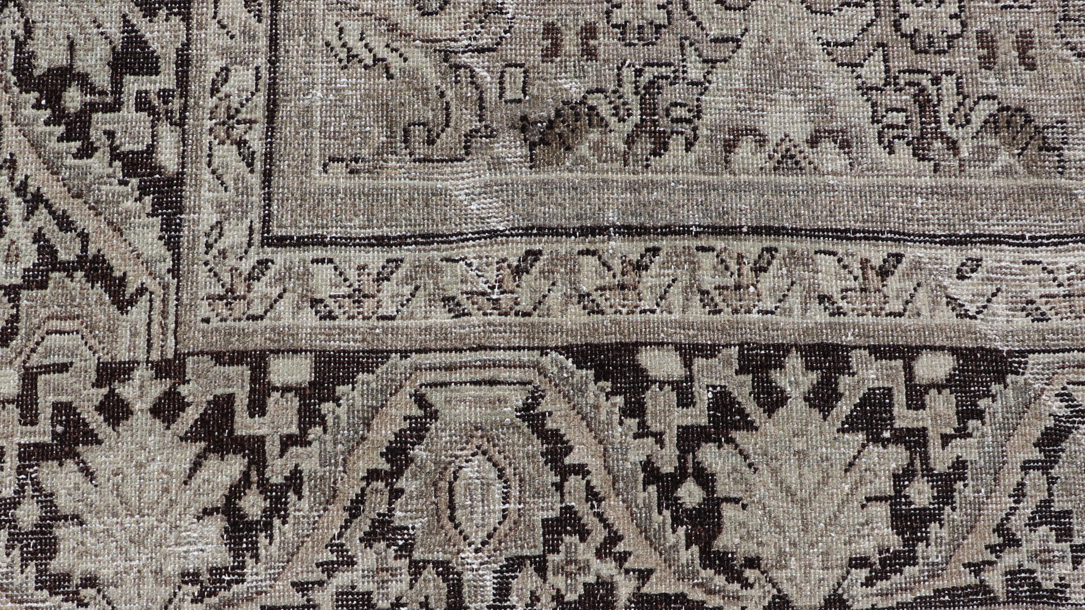 Antiker persischer Sultanabad-Teppich mit zeitlosem Medaillon-Design 10'1 x 13'5 (Handgeknüpft) im Angebot