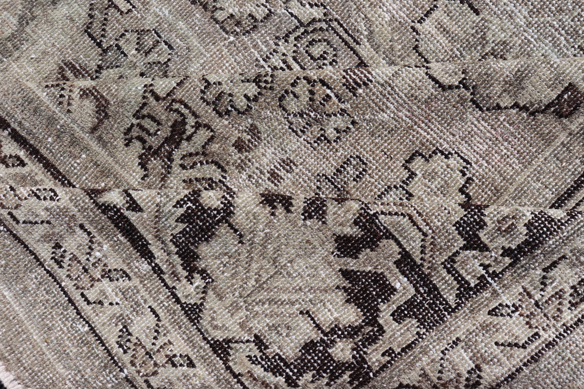 Antiker persischer Sultanabad-Teppich mit zeitlosem Medaillon-Design 10'1 x 13'5 im Angebot 2