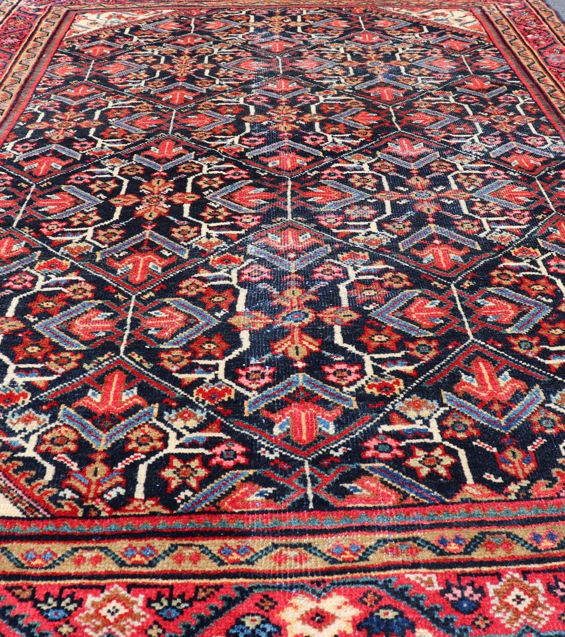 Maße: 4'9 x 6'10 
Antiker persischer Sultanabad-Teppich mit lebhaften floralen Motiven. Keivan Woven Arts/ Teppich/A24-0302, Herkunftsland / Art: Iran / Sultanabad-Mahal, um 1920.

Dieser antike Sultanabad-Teppich, der wahrscheinlich im späten 19.