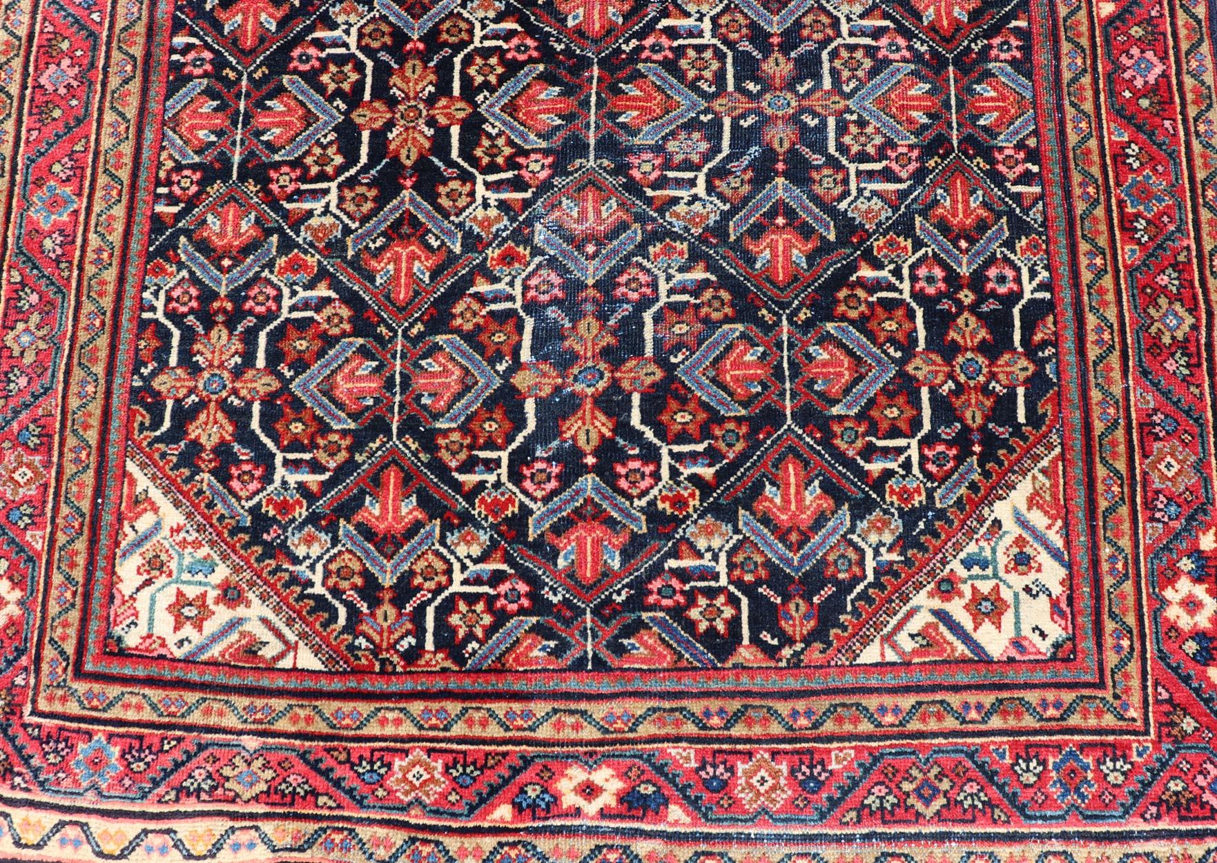 Antiker persischer Sultanabad-Teppich mit lebhaften Blumenmotiven aus Sultanabad, 4'9 x 6'10 (Persisch) im Angebot