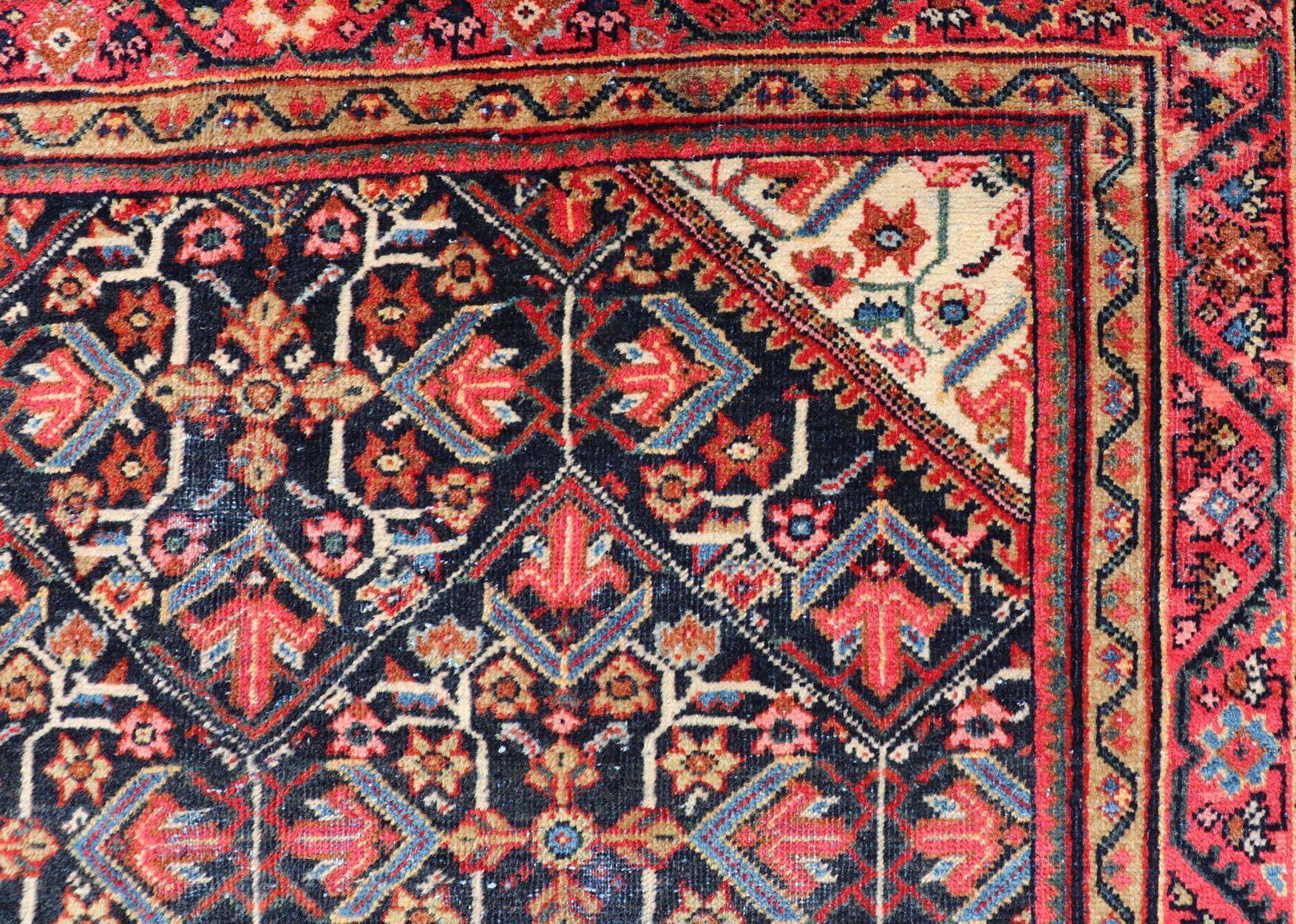 Antiker persischer Sultanabad-Teppich mit lebhaften Blumenmotiven aus Sultanabad, 4'9 x 6'10 im Zustand „Gut“ im Angebot in Atlanta, GA