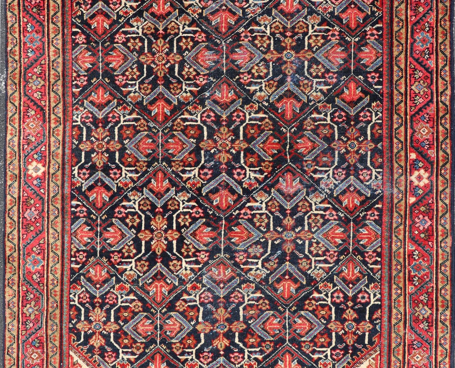 Antiker persischer Sultanabad-Teppich mit lebhaften Blumenmotiven aus Sultanabad, 4'9 x 6'10 im Angebot 1