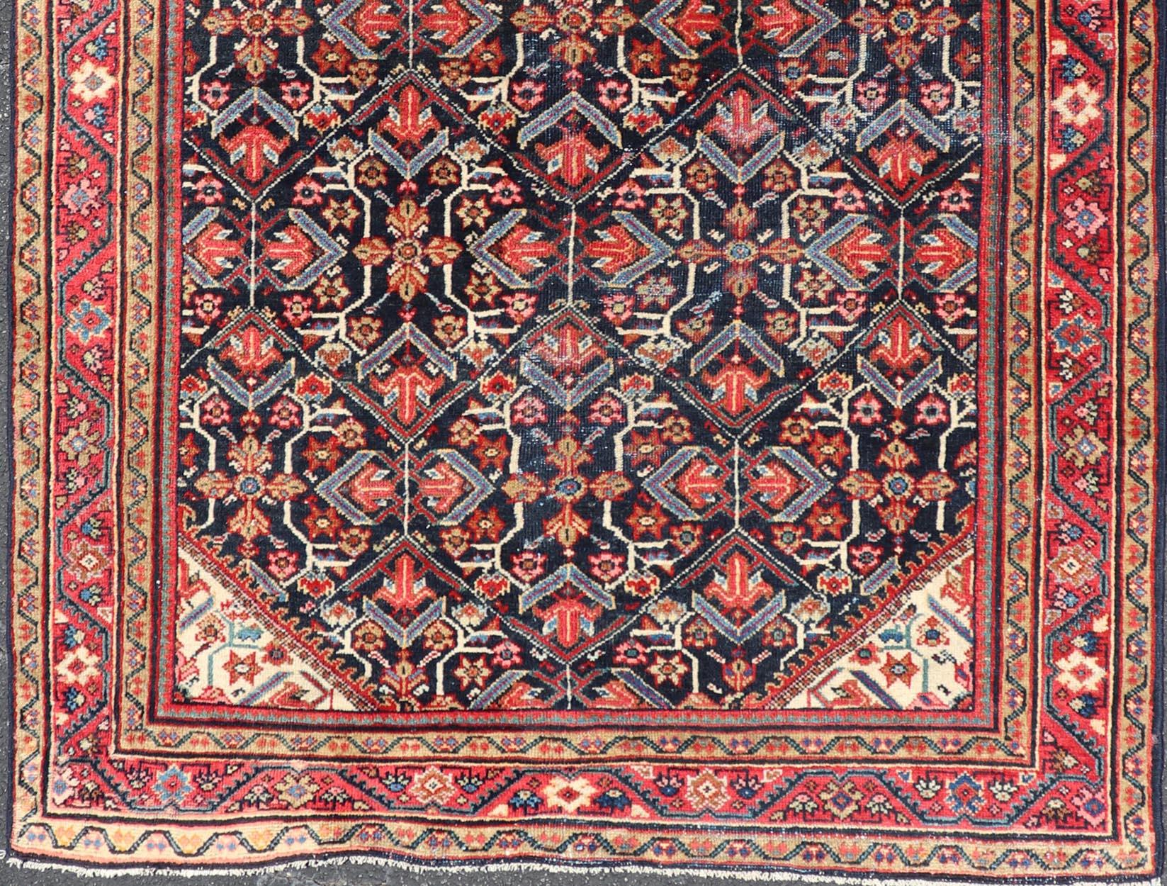 Antiker persischer Sultanabad-Teppich mit lebhaften Blumenmotiven aus Sultanabad, 4'9 x 6'10 im Angebot 2