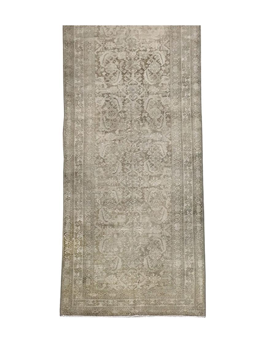 Antique Persian Sultanabad Runner Rug 4072, Country of Origin : Perse, Circa Date : 1920 - Dans ce tapis ancien persan Sultanabad, la palette de couleurs décoratives simples permet au spectateur de parcourir la pièce à sa guise. Les nombreux