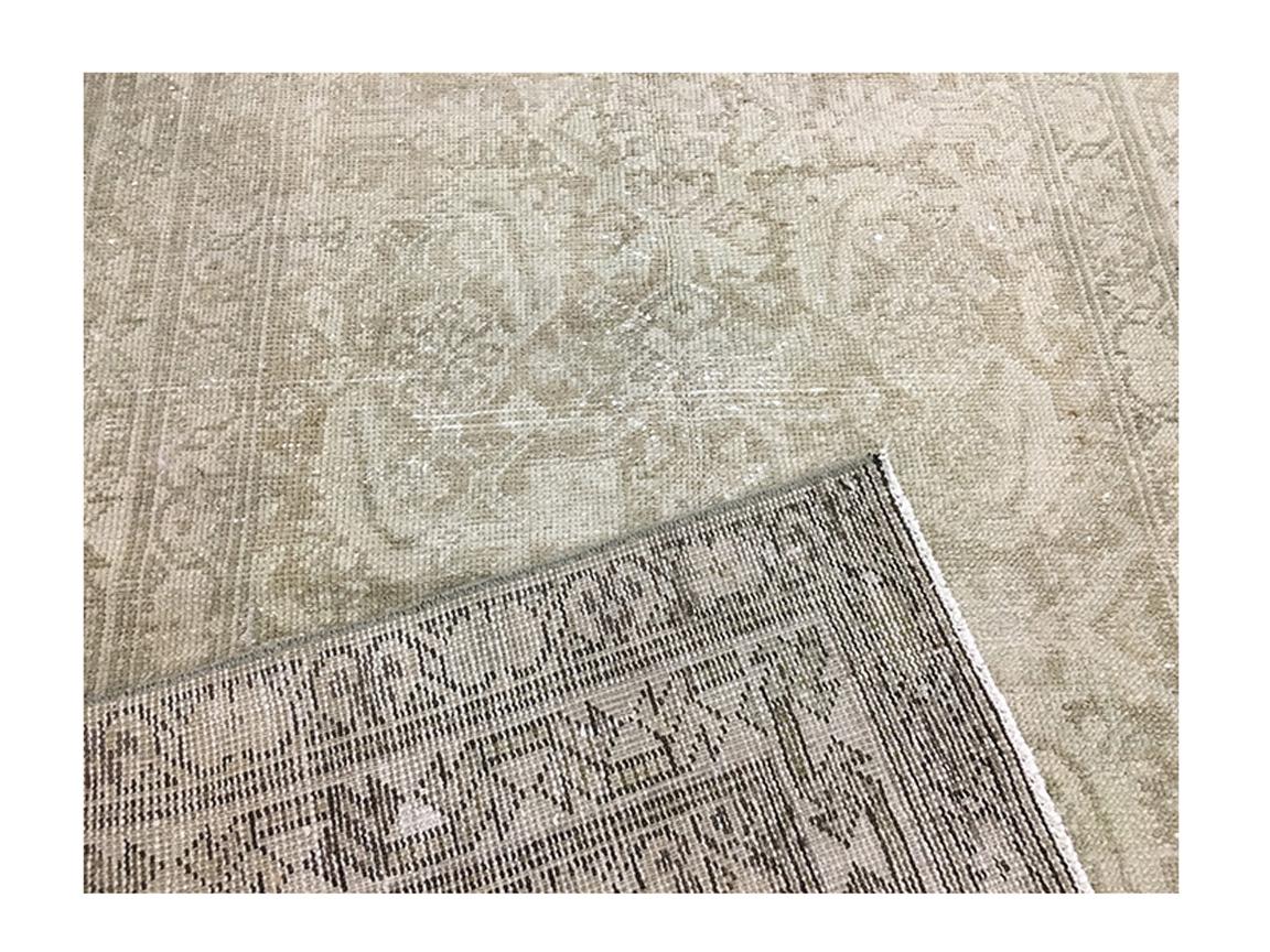 Tapis de couloir persan ancien Sultanabad aux tons terreux sourds Abîmé - En vente à Los Angeles, CA