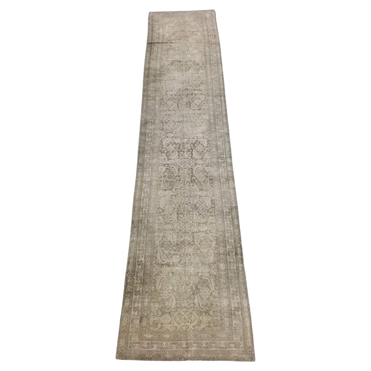 Tapis de couloir persan ancien Sultanabad aux tons terreux sourds en vente