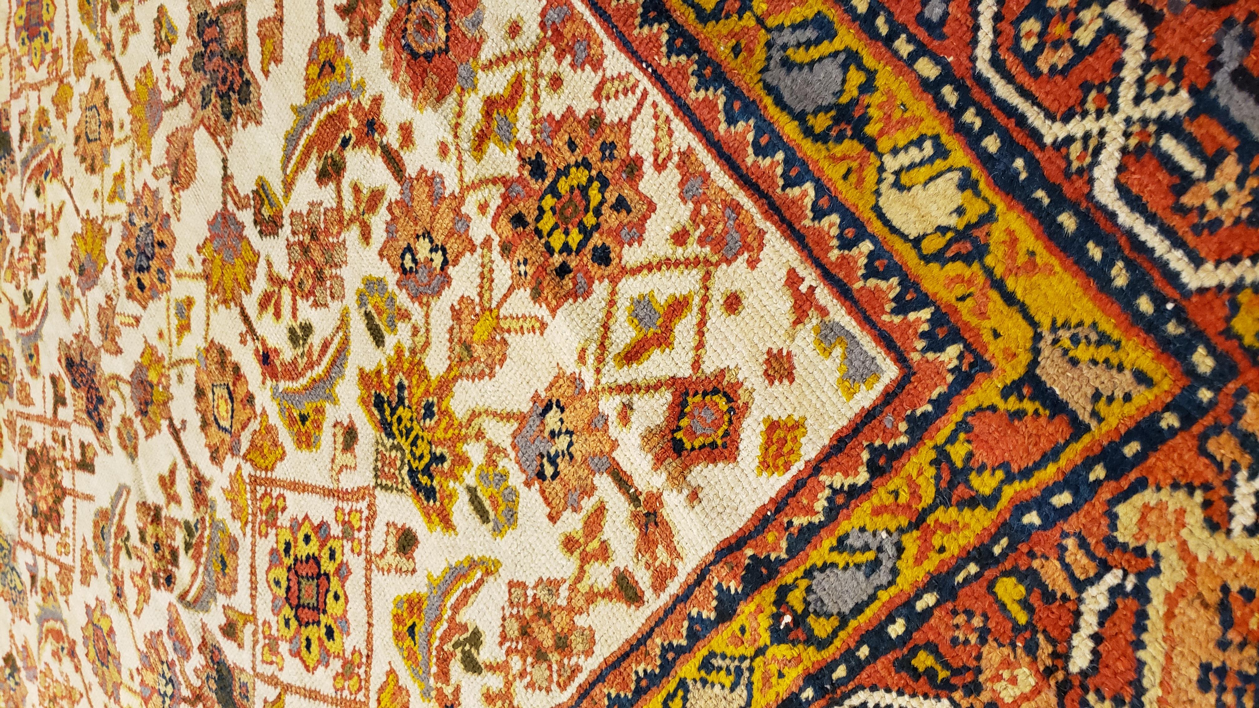 Laine Tapis persan ancien Sultanabad, en laine fait à la main, beige, or, bleu marine et rouge en vente