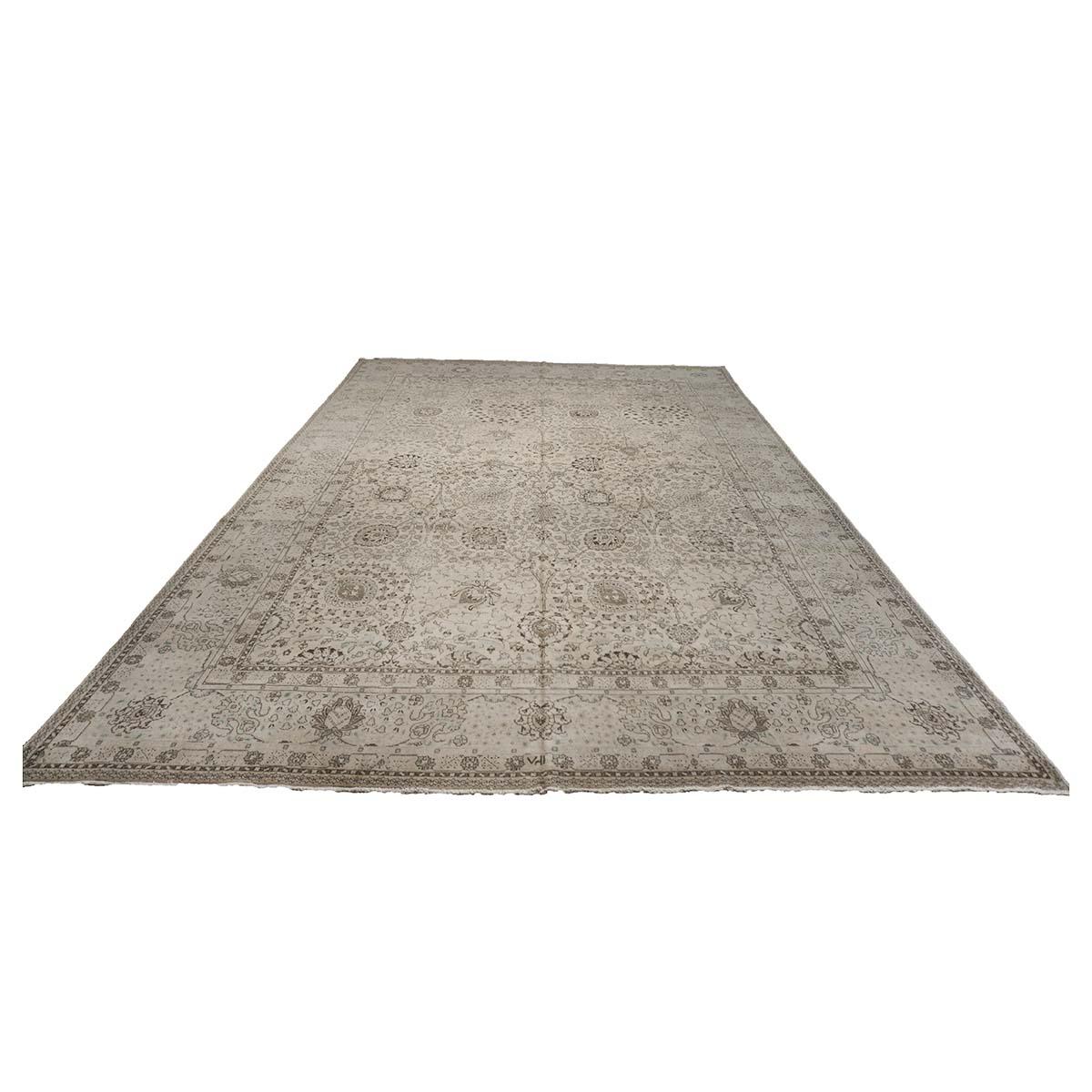 Ashly Fine Rugs presenta un tappeto antico persiano Tabriz 12x19 avorio fatto a mano del 1920. Tabriz è una città del nord dell'odierno Iran ed è da sempre famosa per la finezza e la maestria dei suoi tappeti fatti a mano. Questo pezzo ha un