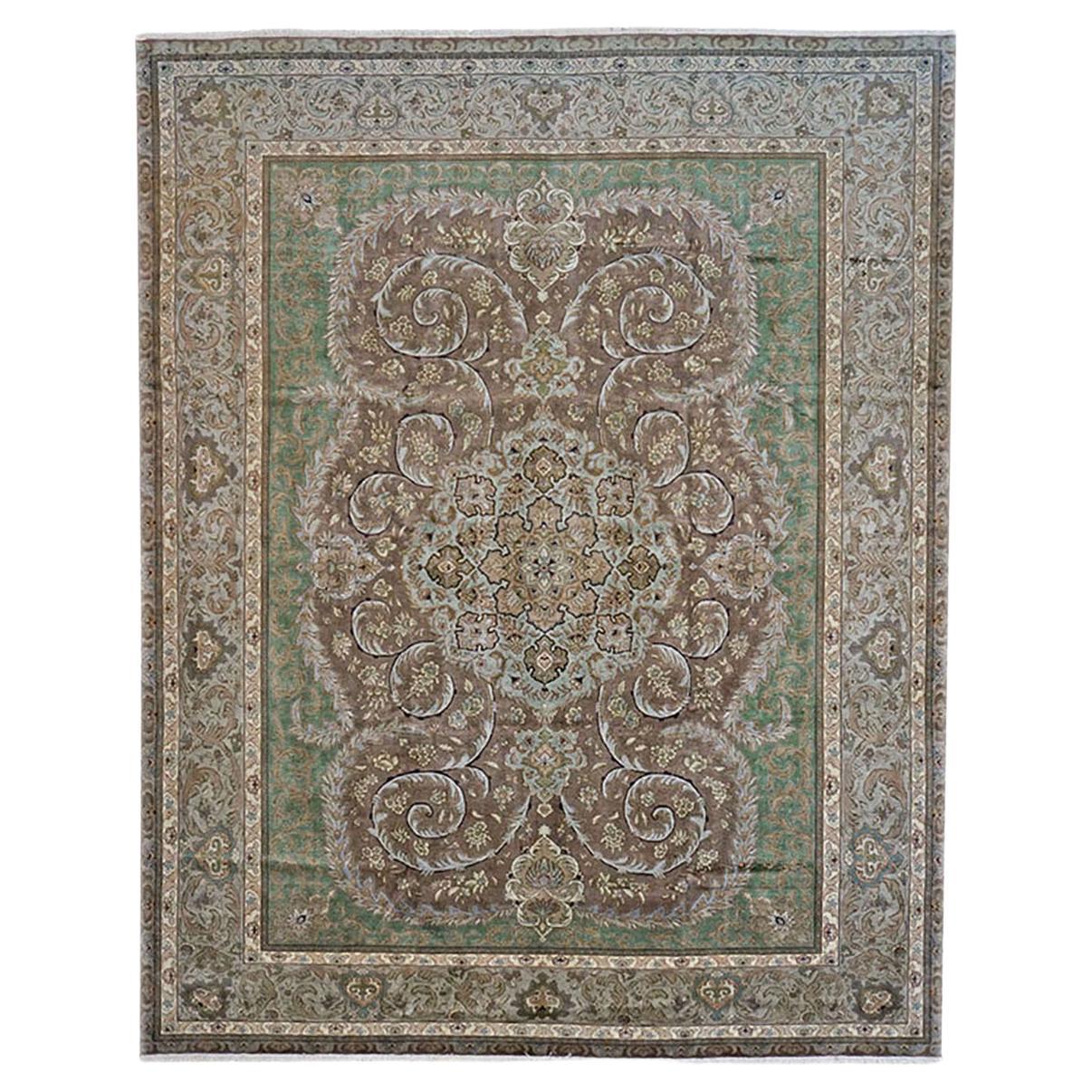Antiker handgefertigter antiker persischer Täbris-Teppich 9x12 in Grün, Braun und Taupe