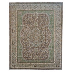 Antiker handgefertigter antiker persischer Täbris-Teppich 9x12 in Grün, Braun und Taupe