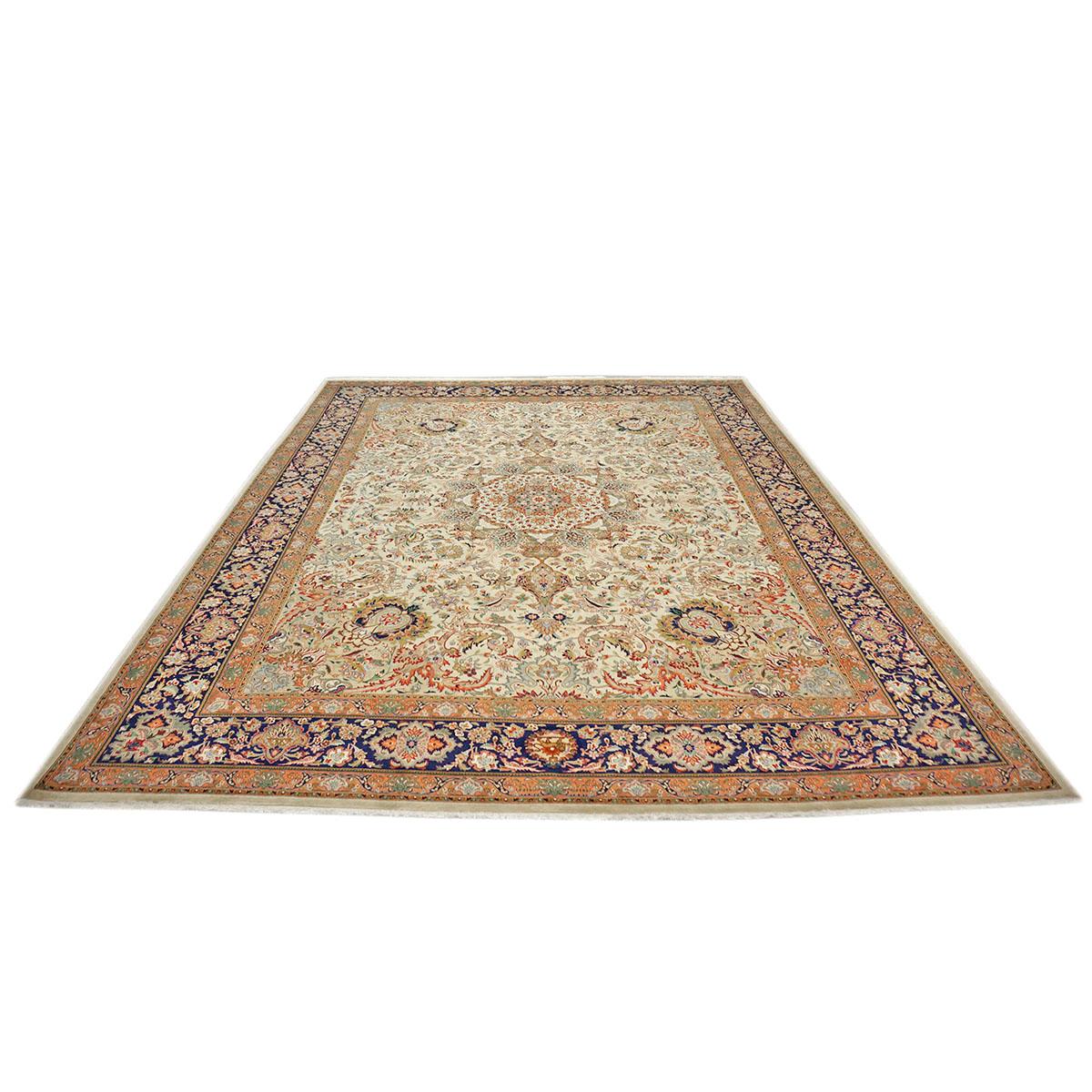 Ashly Fine Rugs präsentiert einen antiken persischen Täbris aus den 1930er Jahren. Täbris ist eine Stadt im Norden des heutigen Iran, die seit jeher für die Feinheit und Kunstfertigkeit ihrer handgefertigten Teppiche bekannt ist. Dieses Stück hat