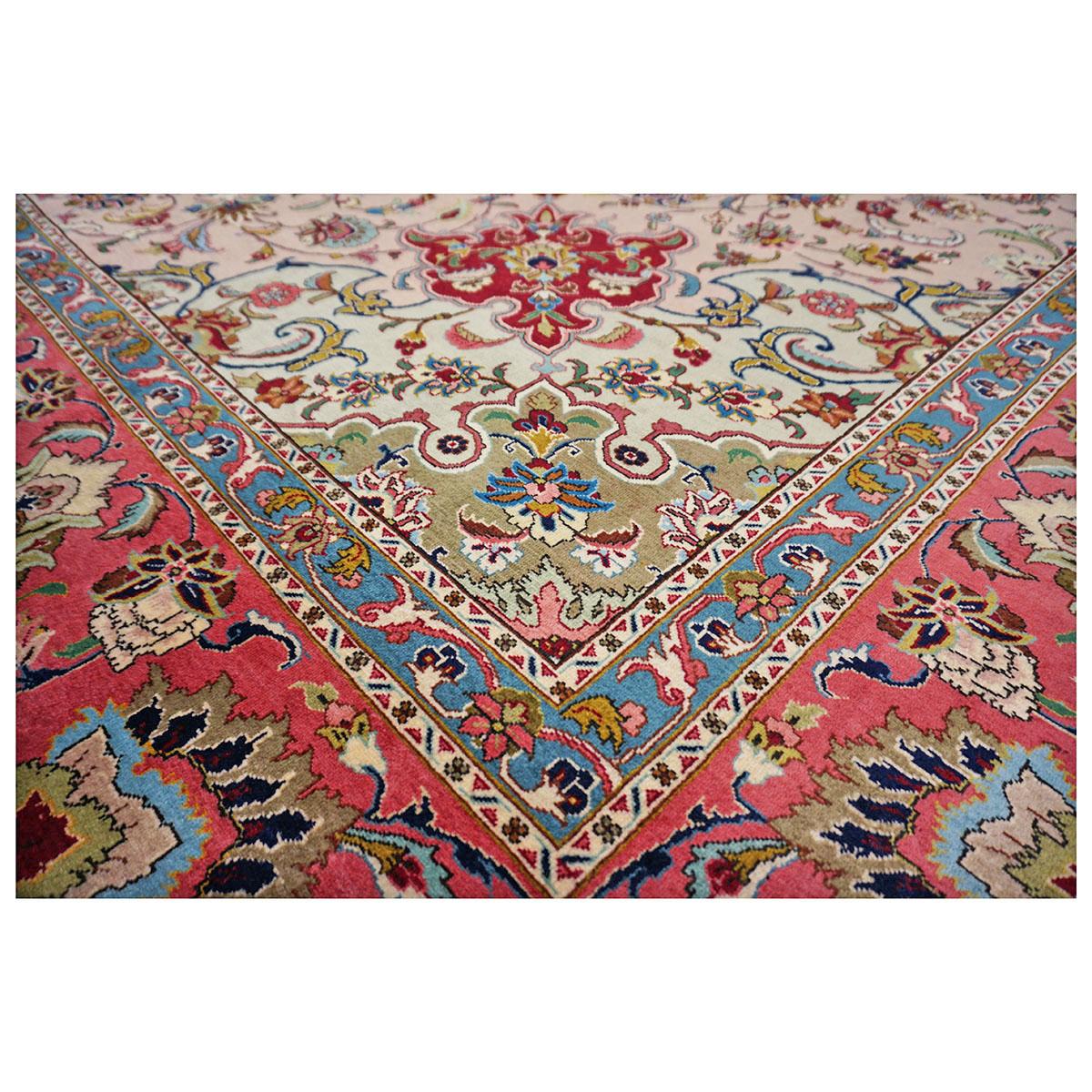 Milieu du XXe siècle Tapis persan ancien de Tabriz 9x12 rouge, vert et ivoire fait à la main en vente