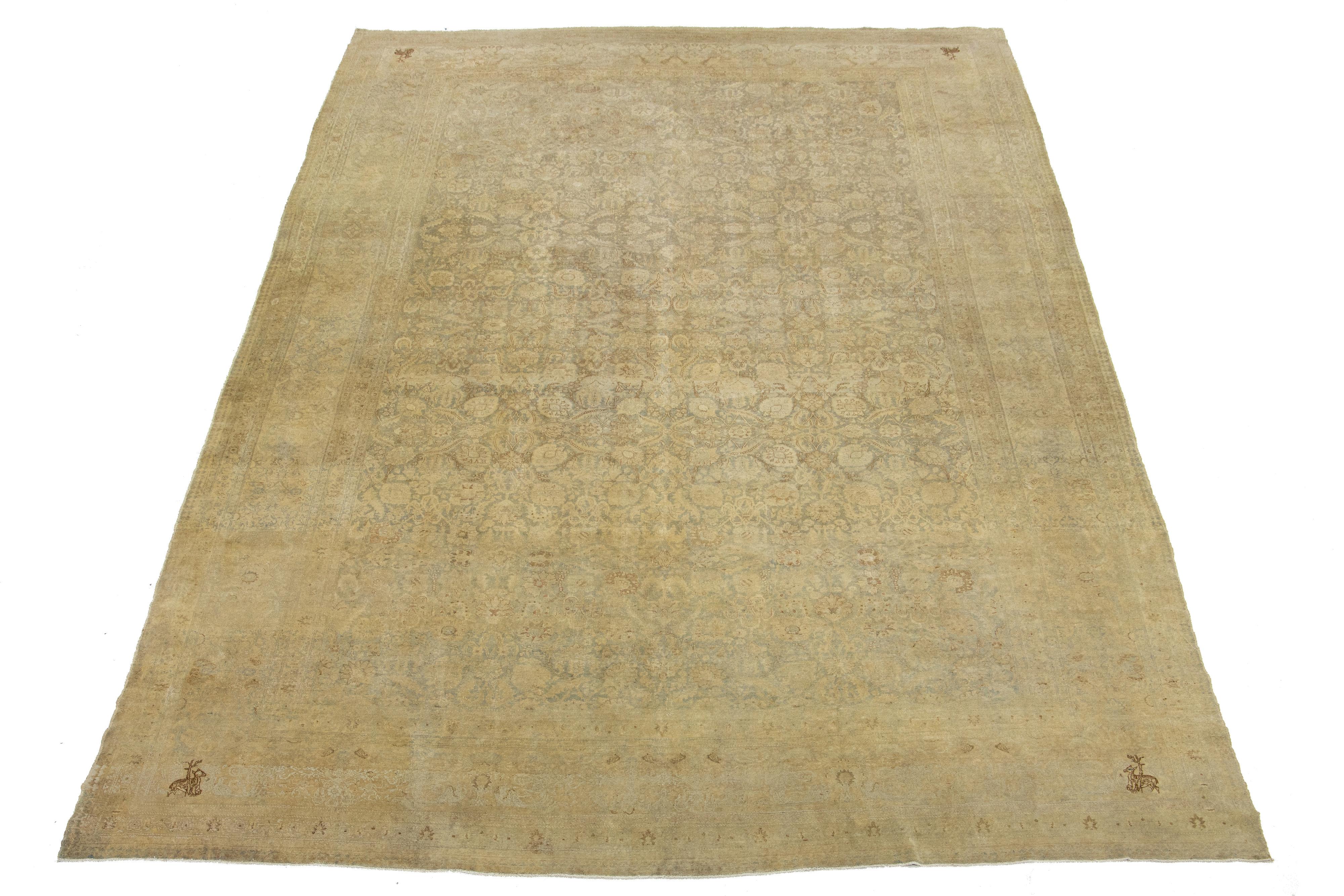 Esta antigua alfombra persa de Tabriz, de la década de 1880, presenta un hermoso campo azul y beige, adornado con un intrincado dibujo floral integral y acentuado con ricos detalles marrones.

Esta alfombra mide 11'6