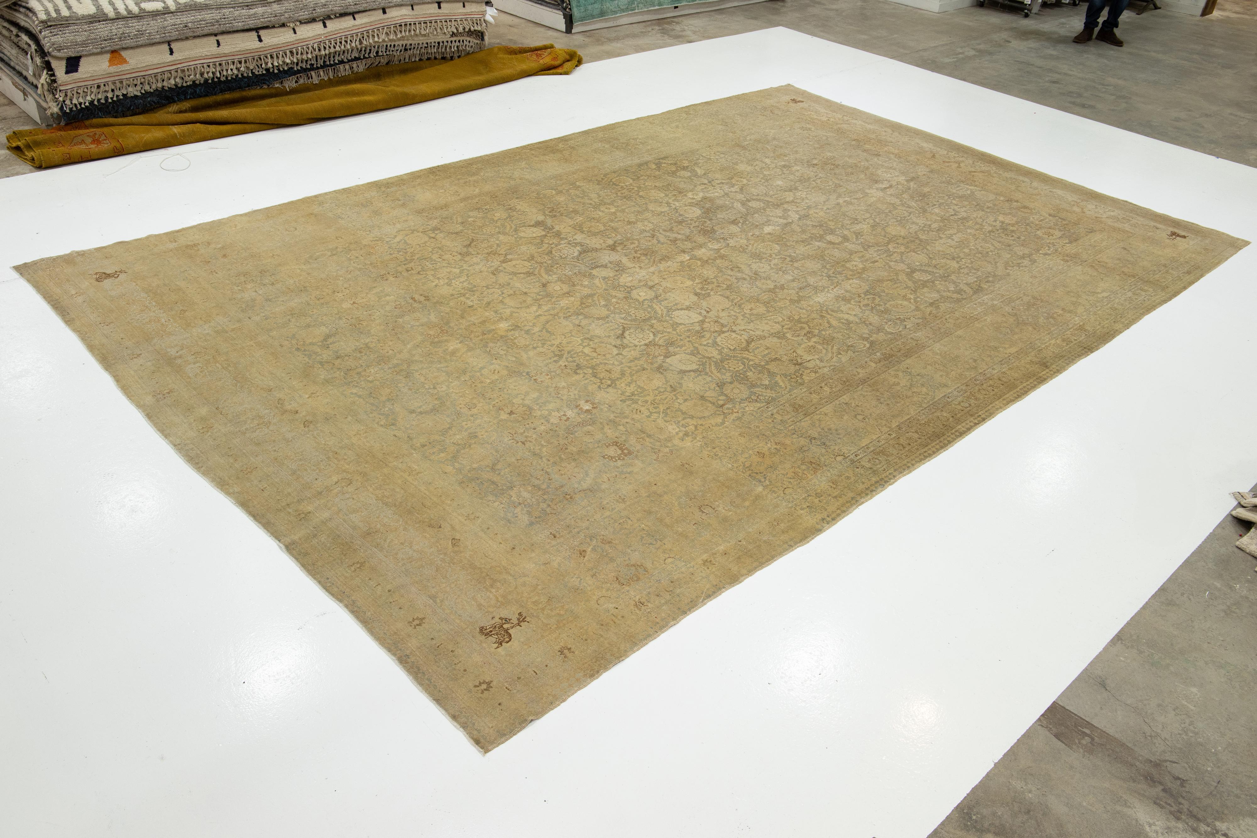 Alfombra Persa Antigua Tabriz De Lana Beige Con Diseño Floral Clásico Anudado a mano en venta