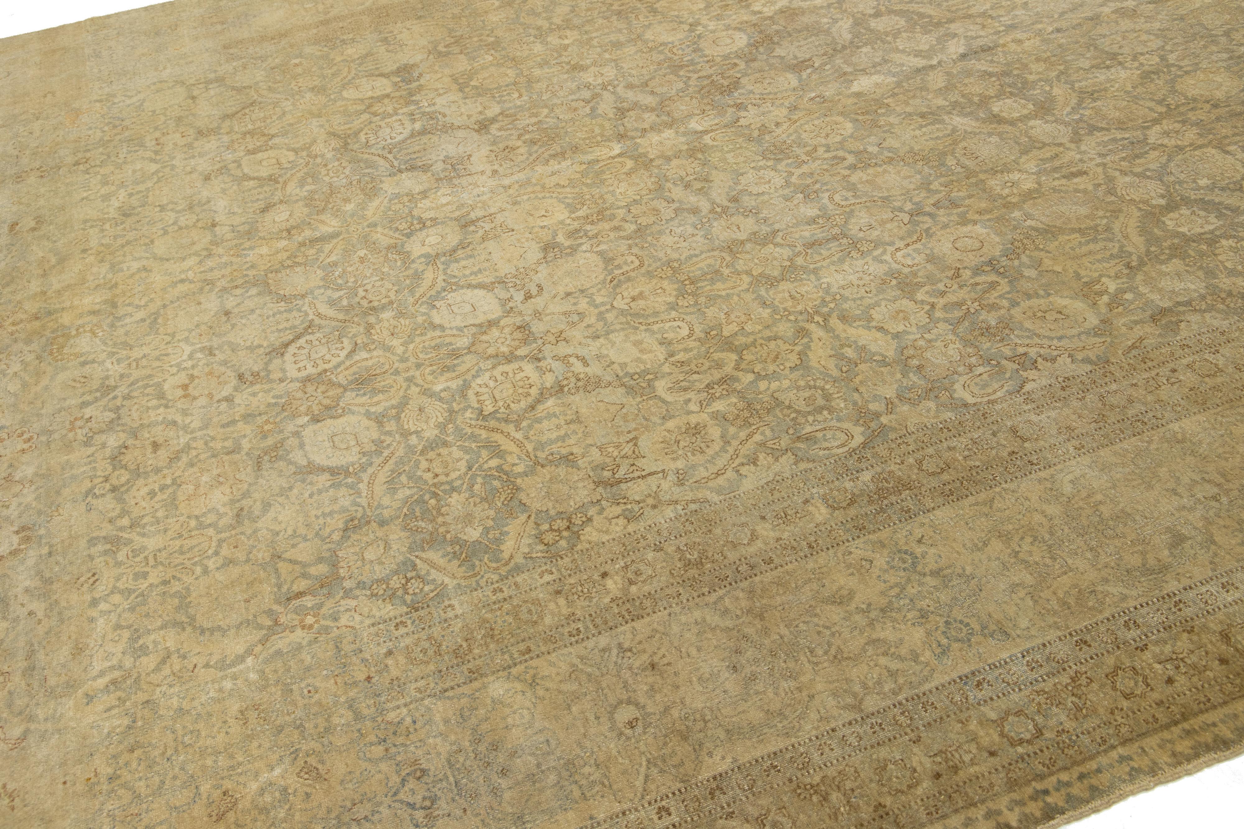 Alfombra Persa Antigua Tabriz De Lana Beige Con Diseño Floral Clásico siglo XIX en venta