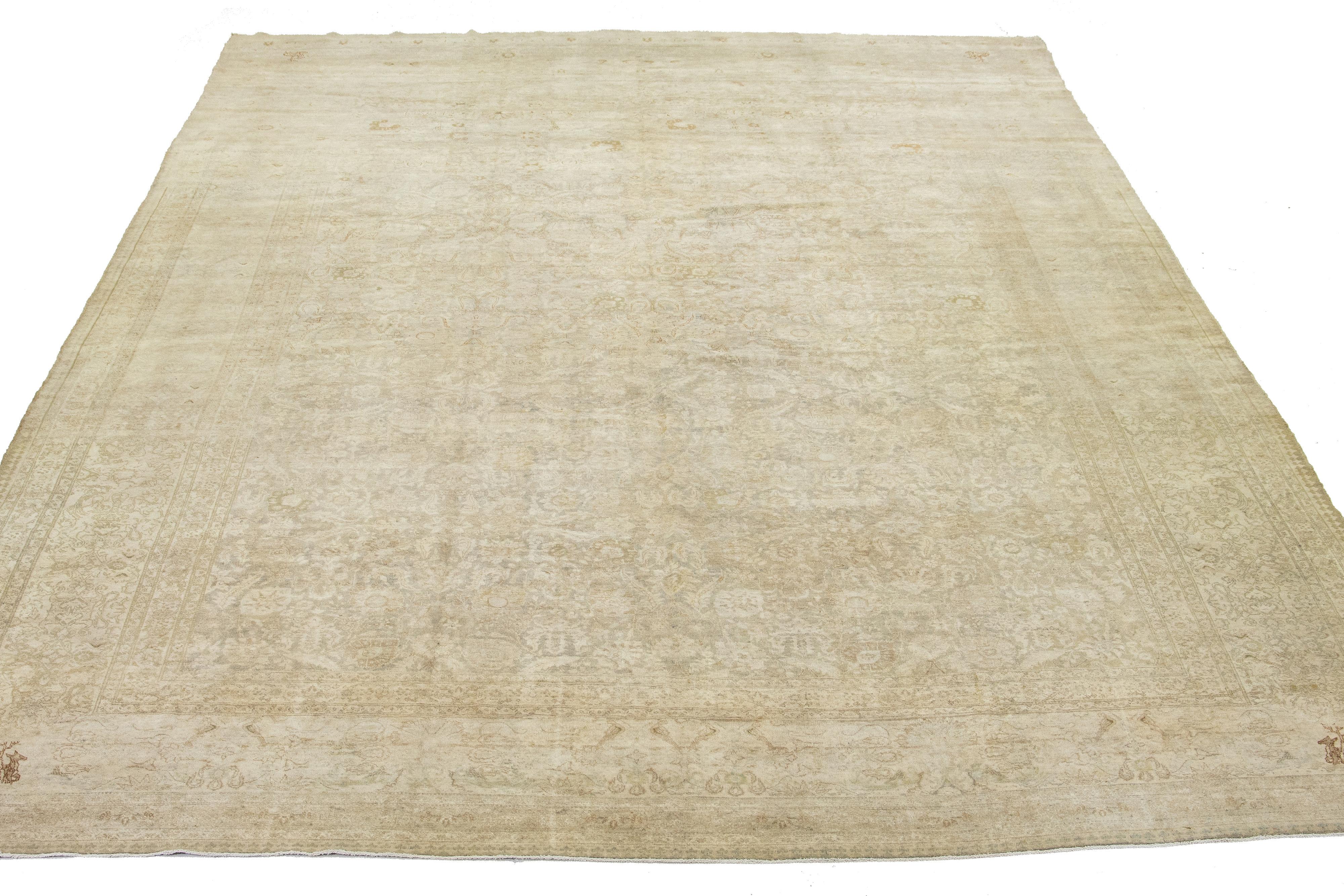 Alfombra Persa Antigua Tabriz De Lana Beige Con Diseño Floral Clásico en venta 3