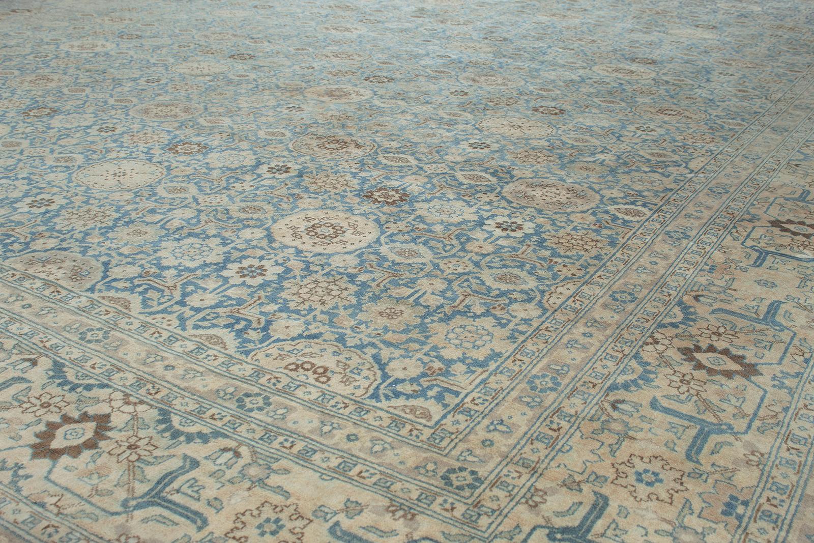 Dieser antike Hadji Jalili-Tabriz-Teppich wurde von N A S I R I durch umfangreiche Recherchen und Reisen aufgespürt. Die im Nordwesten des Irans gelegene Stadt Täbris war die früheste Hauptstadt der Safawiden-Dynastie. Sie war länger als jede andere