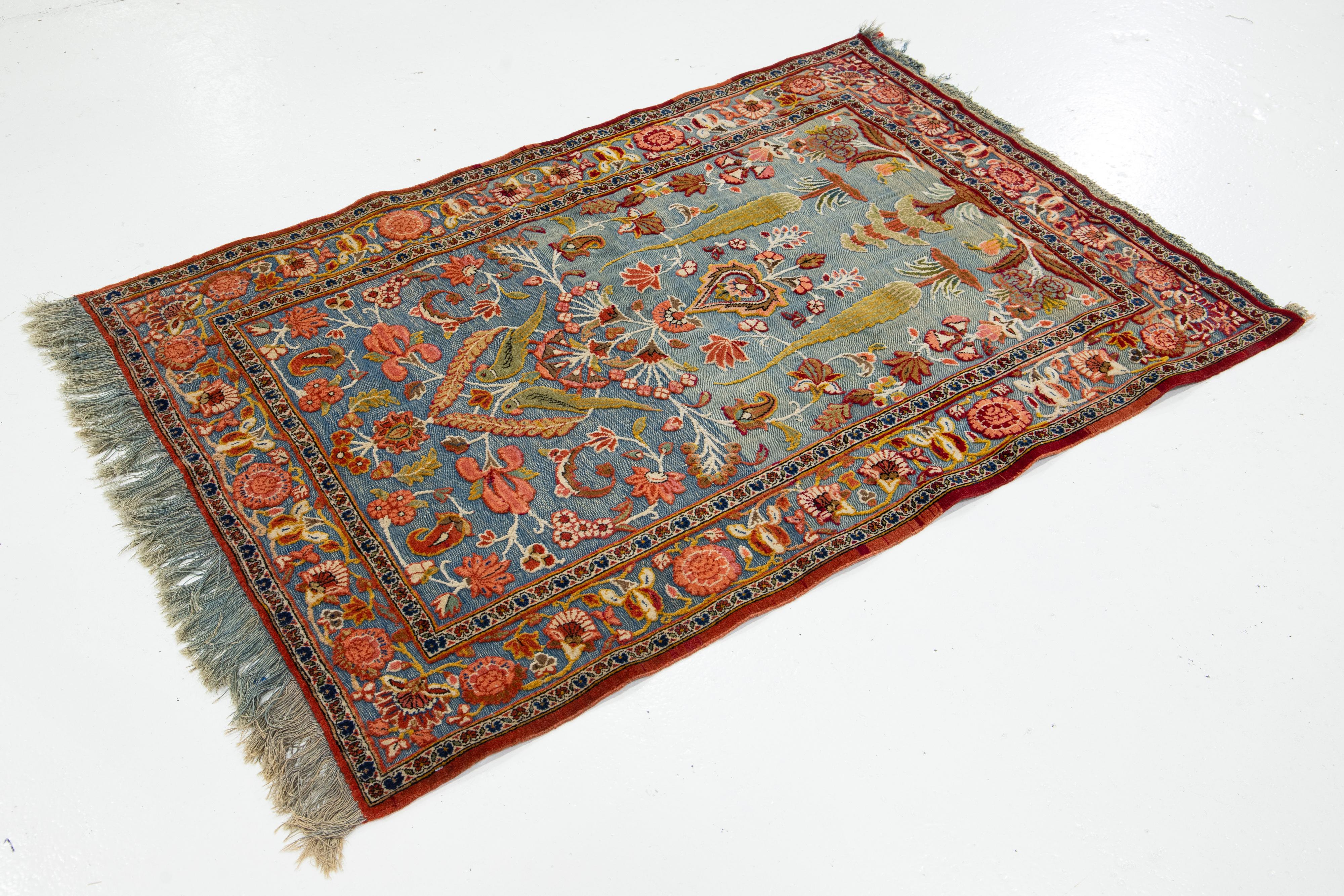 Perse Tapis persan ancien de Tabriz en laine bleue à motifs floraux en vente