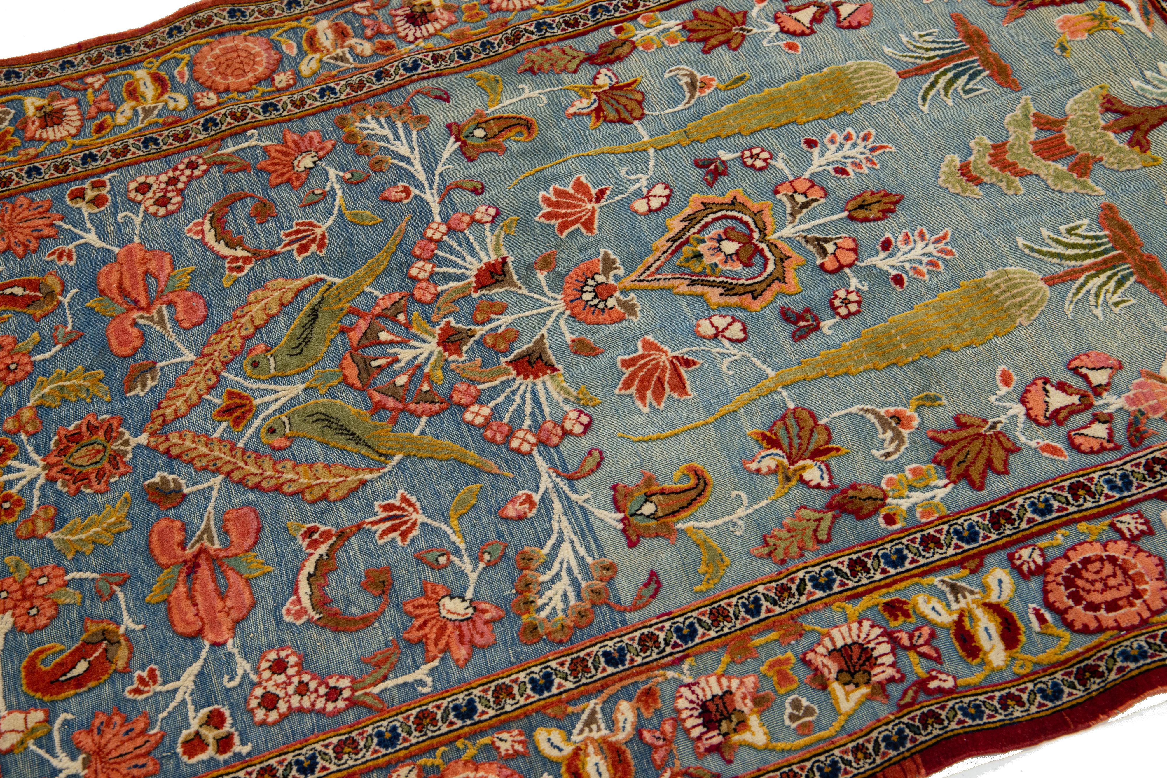 Noué à la main Tapis persan ancien de Tabriz en laine bleue à motifs floraux en vente