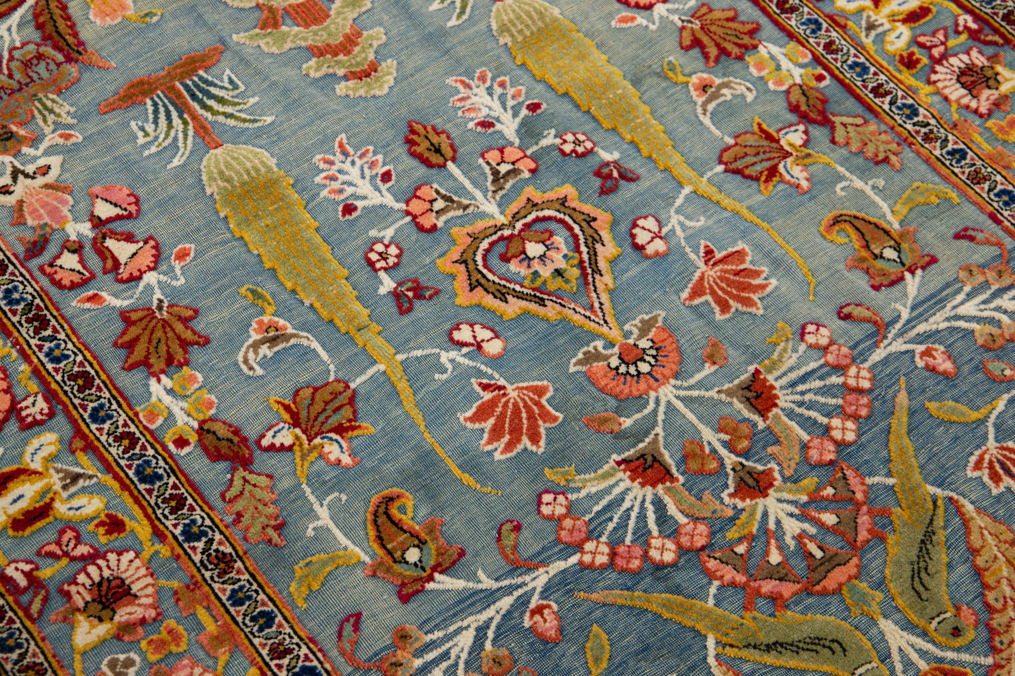 Laine Tapis persan ancien de Tabriz en laine bleue à motifs floraux en vente