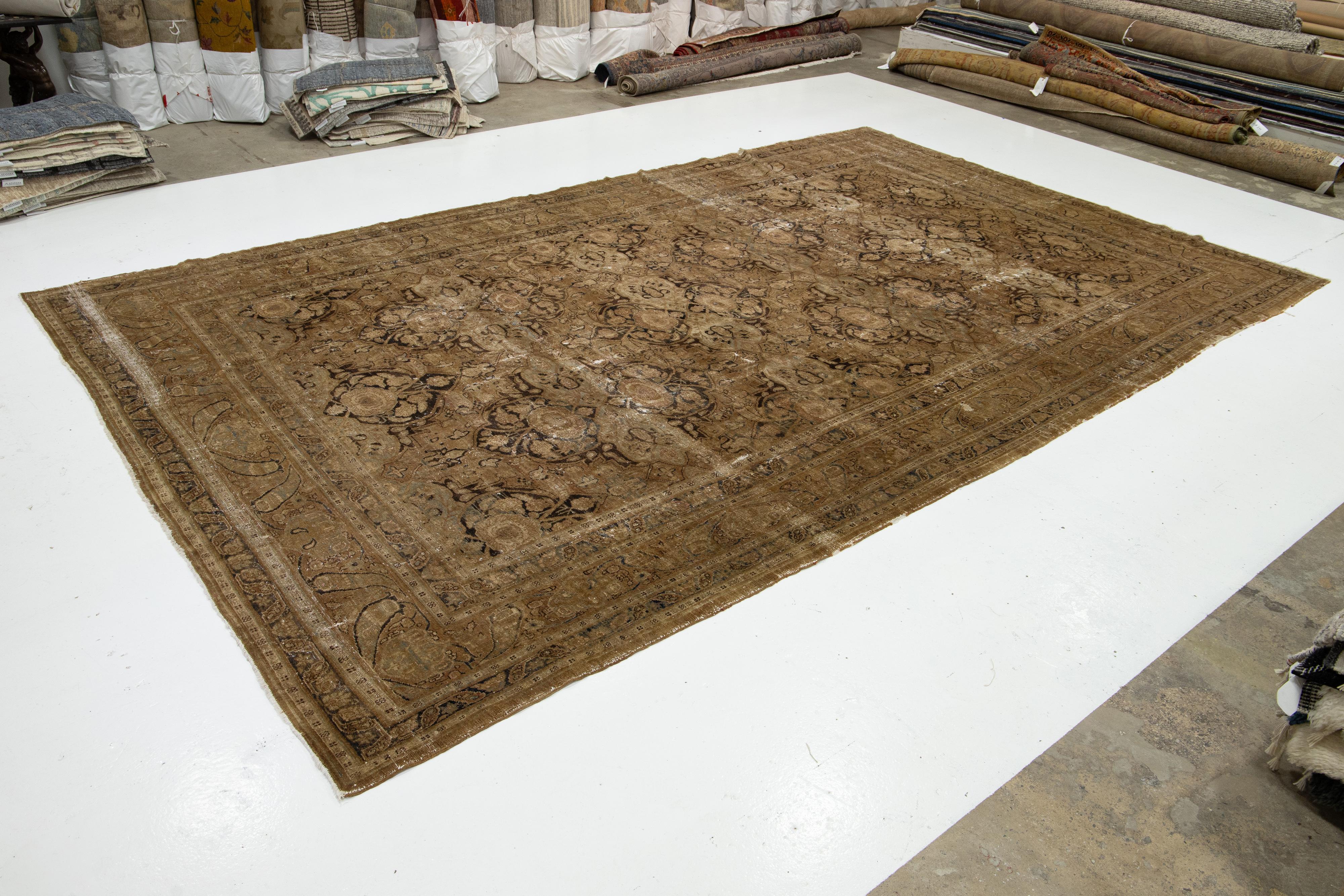 Antiker Persischer Tabriz Brauner Wollteppich Handgefertigt mit Blumenmuster (Handgeknüpft) im Angebot