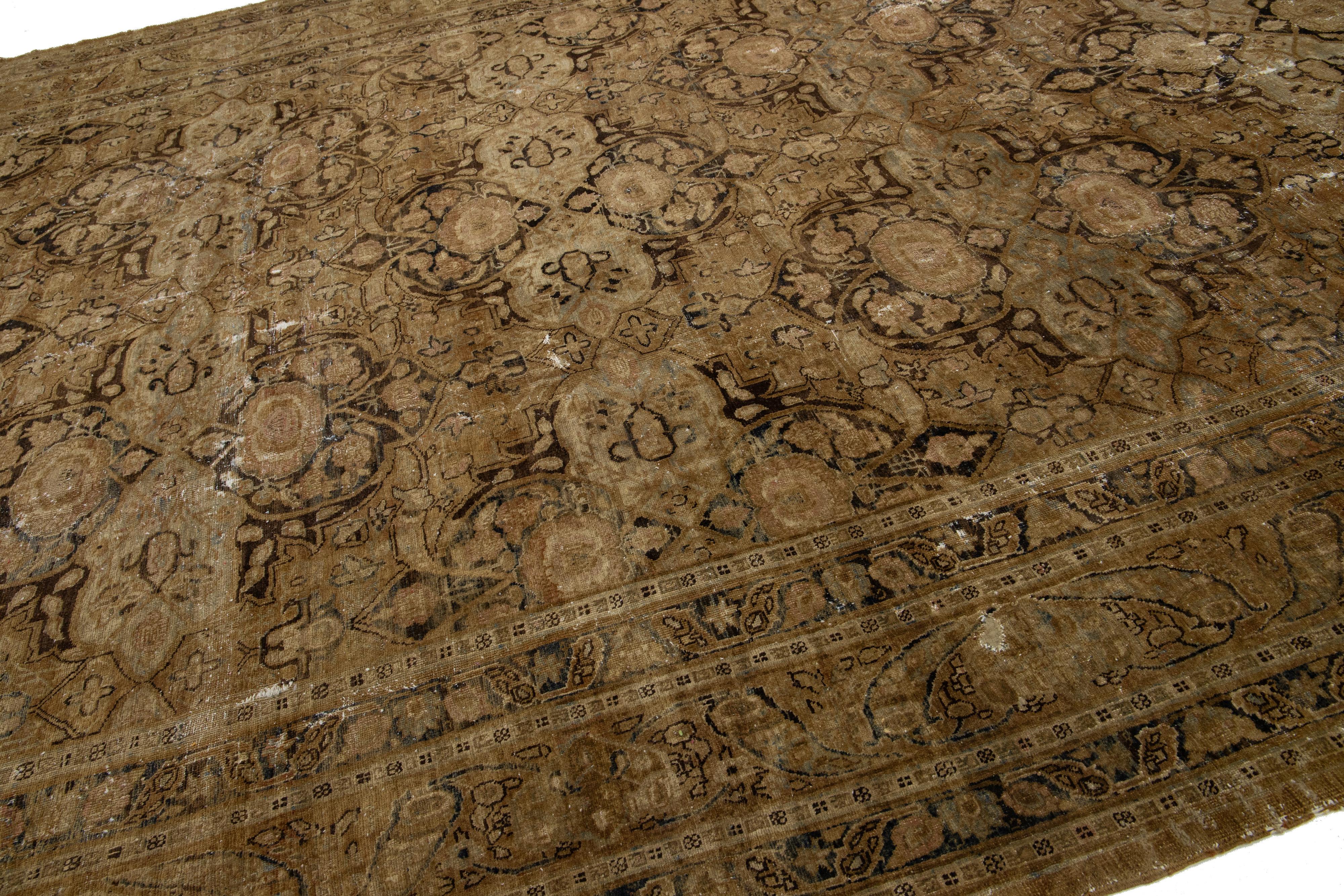 Antiker Persischer Tabriz Brauner Wollteppich Handgefertigt mit Blumenmuster im Zustand „Gut“ im Angebot in Norwalk, CT