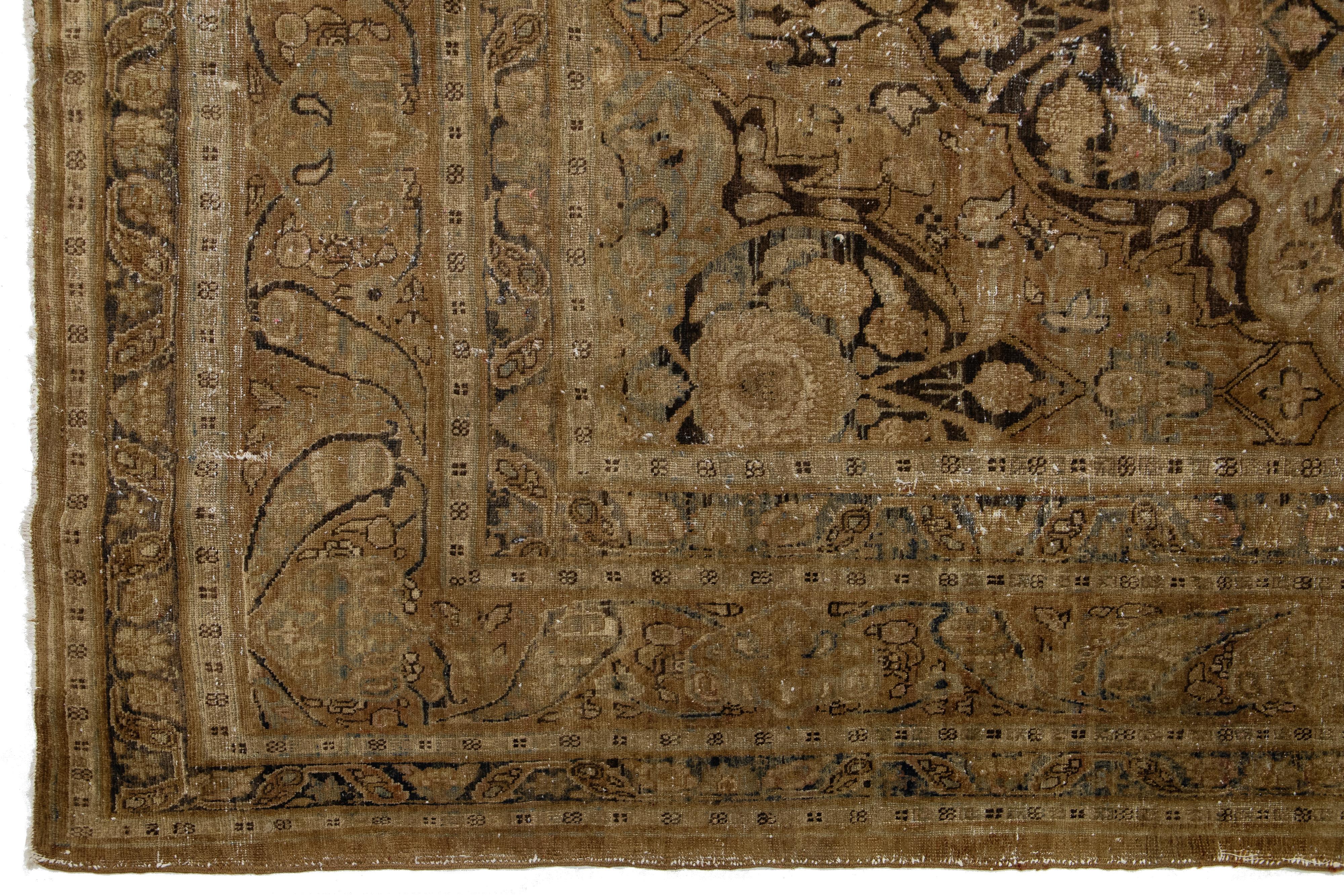 Antiker Persischer Tabriz Brauner Wollteppich Handgefertigt mit Blumenmuster (Wolle) im Angebot