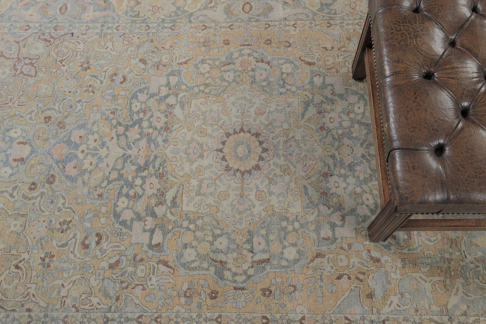 Un fascinant tapis persan ancien de type Tabriz qui dégage une sophistication et une élégance irrésistible. Ce tapis fascinant met en évidence un médaillon central en forme de rosette qui s'étend gracieusement sur une myriade de compositions