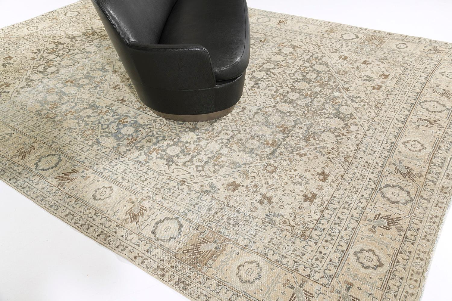 Tissé à la main Tapis persan ancien Tabriz par Mehraban en vente